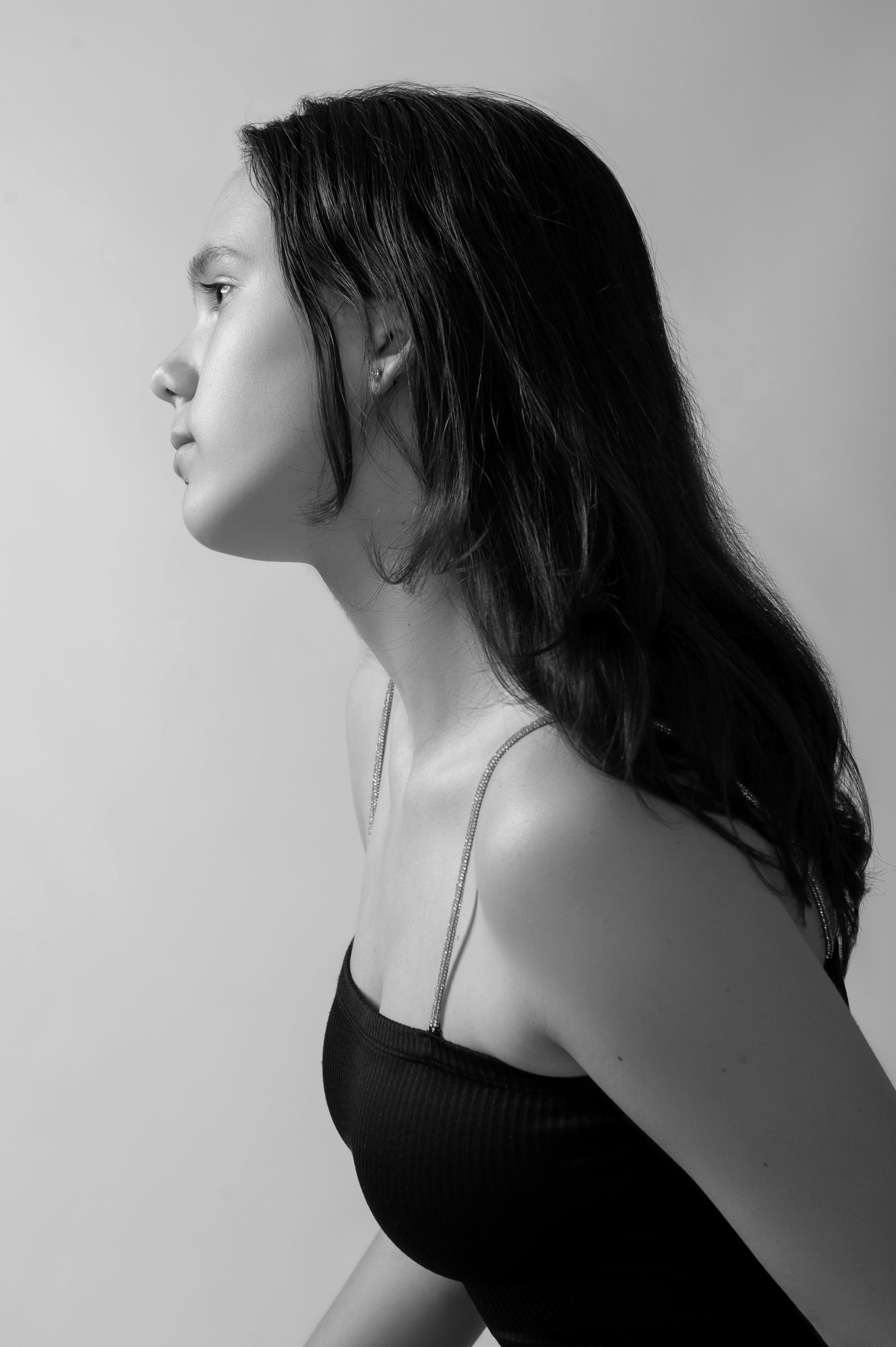 Модельное портфолио, девушка в черном облегающем платье, съемка для модельного агентства, модельные тесты