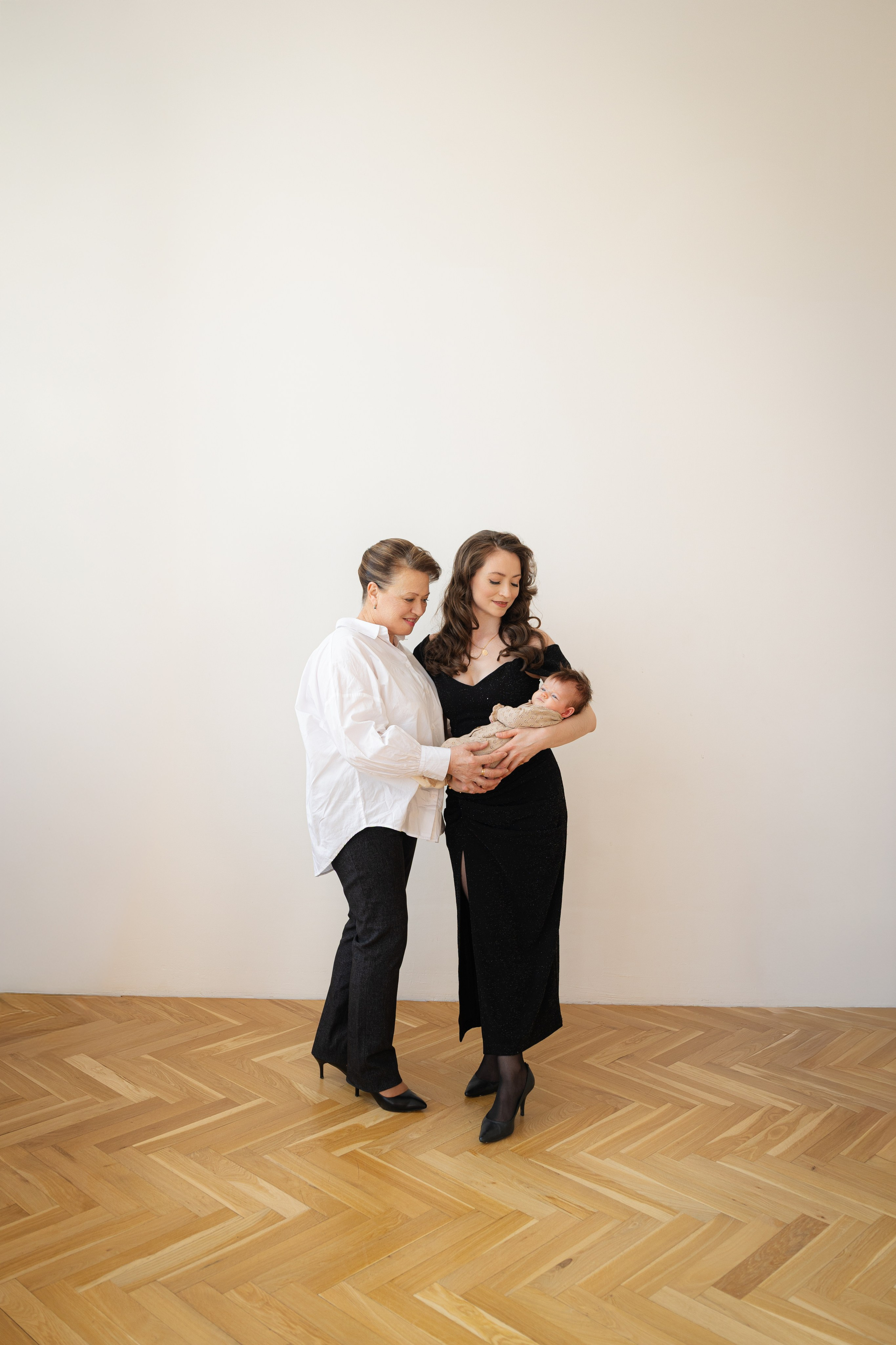 Вера, Светлана и Анастасия. That’s your photographer, Alexandra Andrushchenko