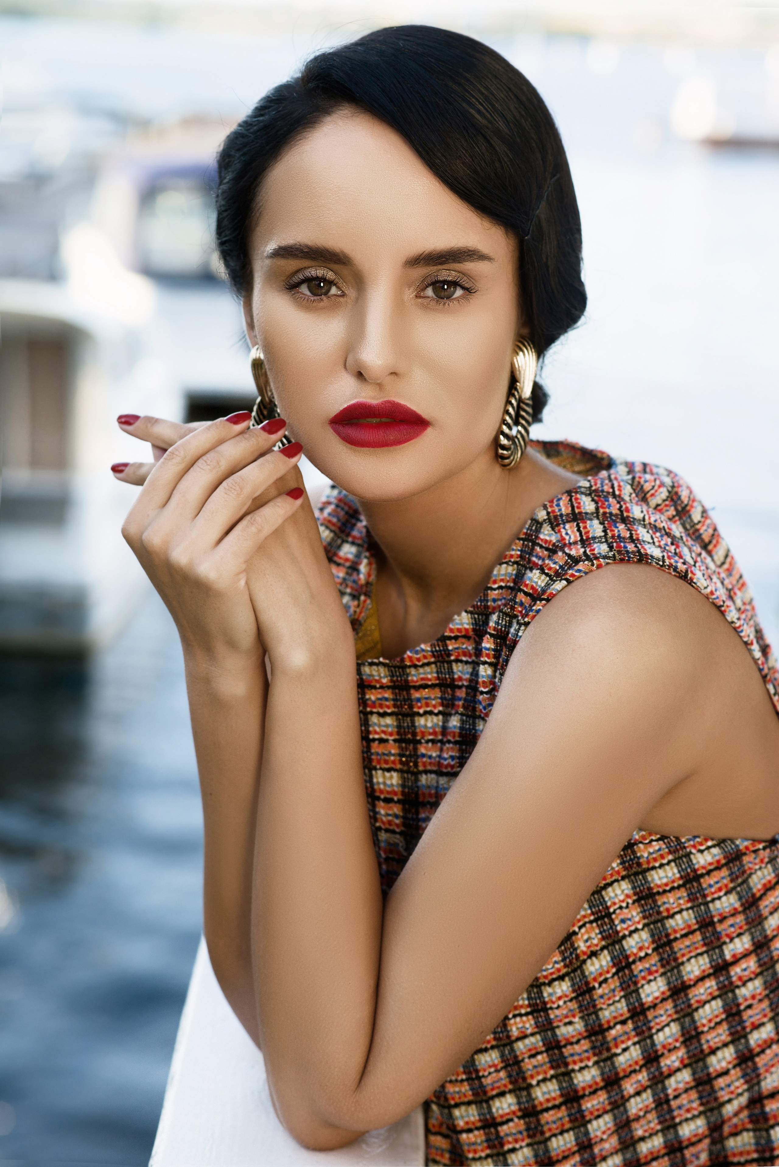 Фотопортрет в стиле олд мани девушки с ретро прической, красной помадой в твидом платье в клетку