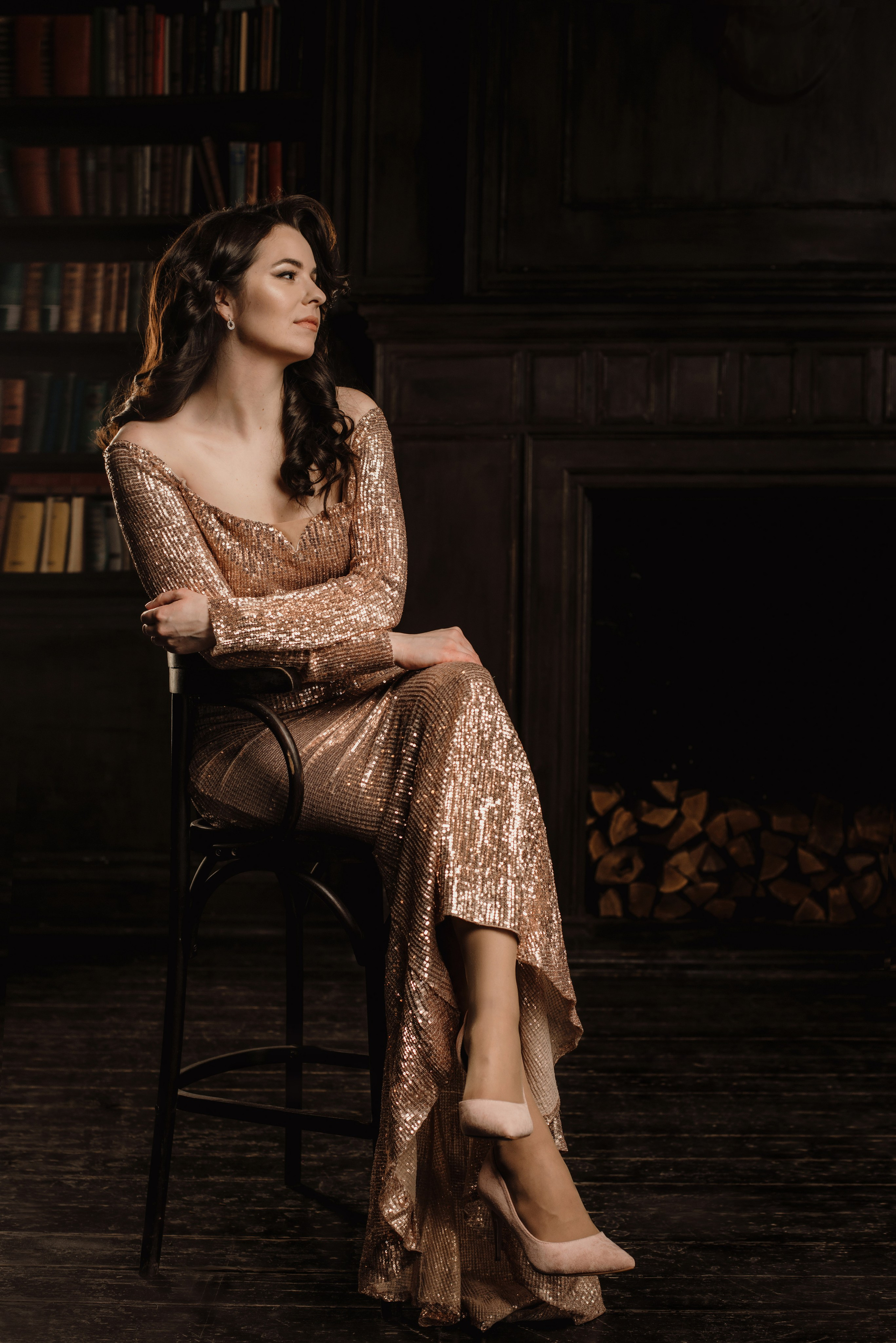Фотосессия в стиле Гэтсби девушки в темной гостинной