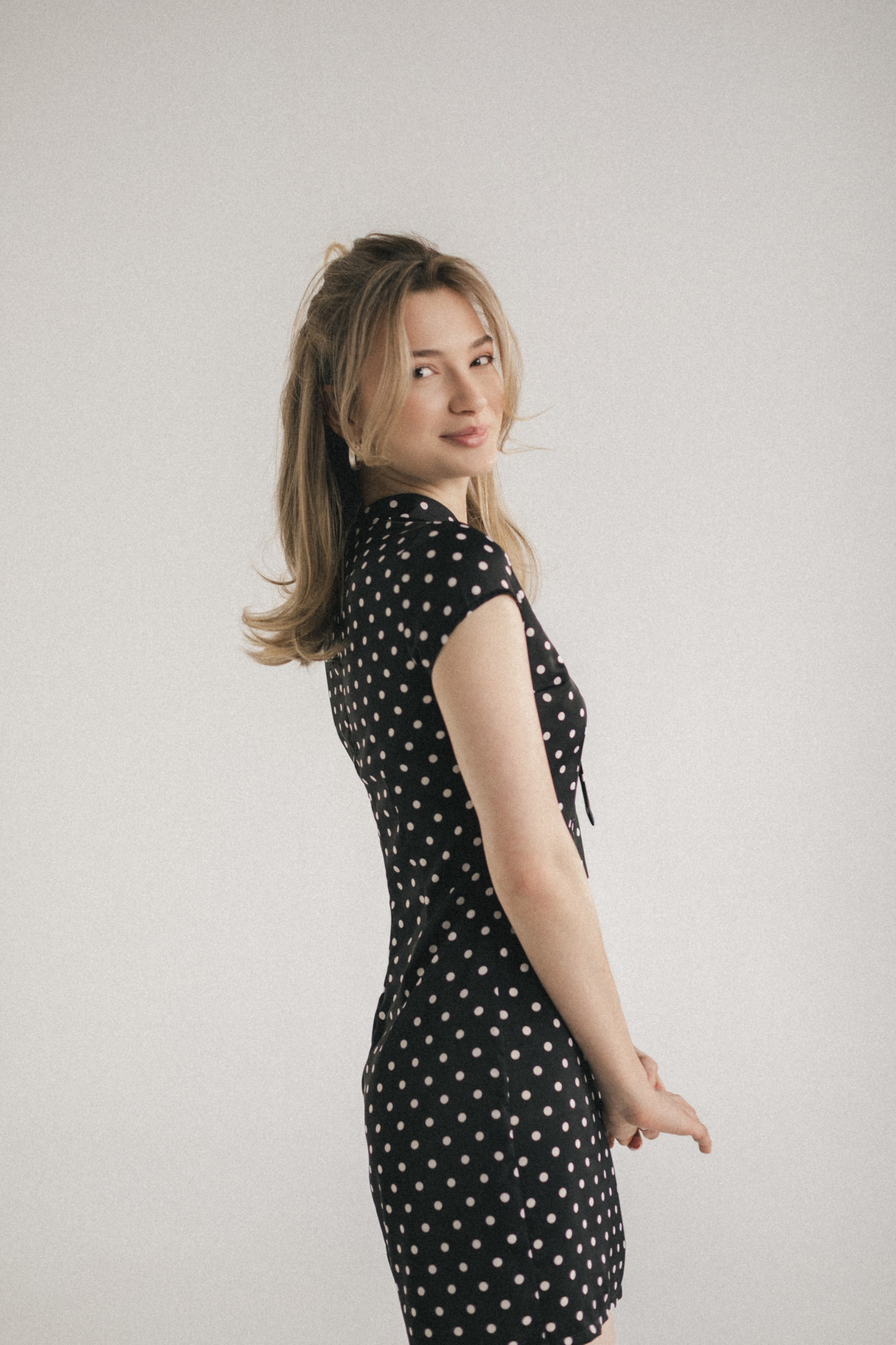 Фотосессия ко Дню рождения девушки в студии с тортом. Фотограф во Владикавказе Юрий Геворгизов