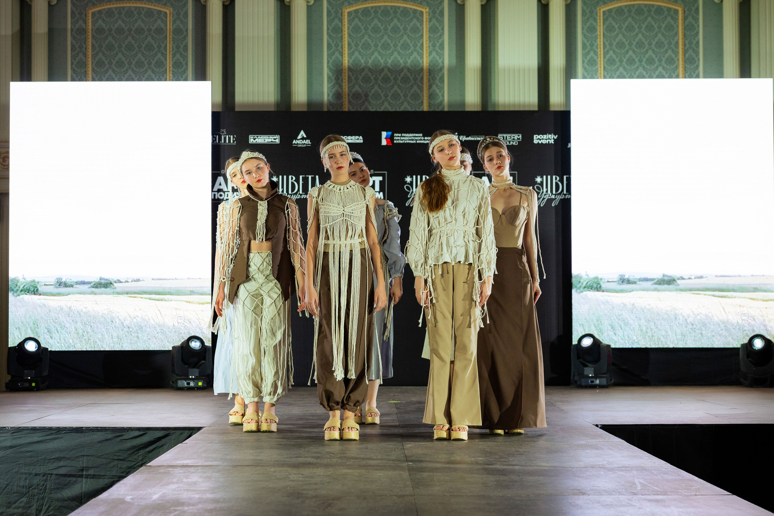 Арт-подиум «Цвета Удмуртии». Показ мод [25/10/24]. Фотограф Виноградов Константин
