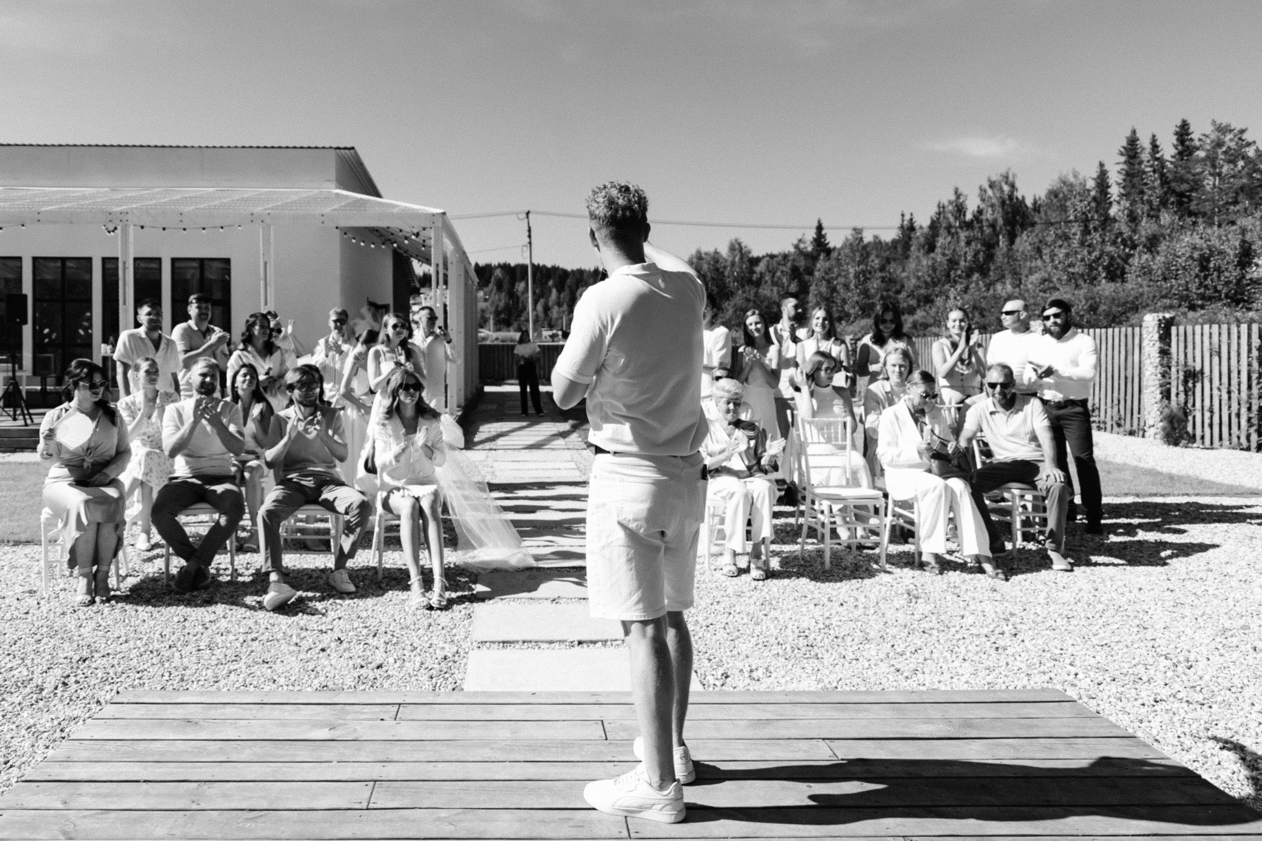 Плюс тридцать градусов на лужайке. Фотограф Андрей Куськало