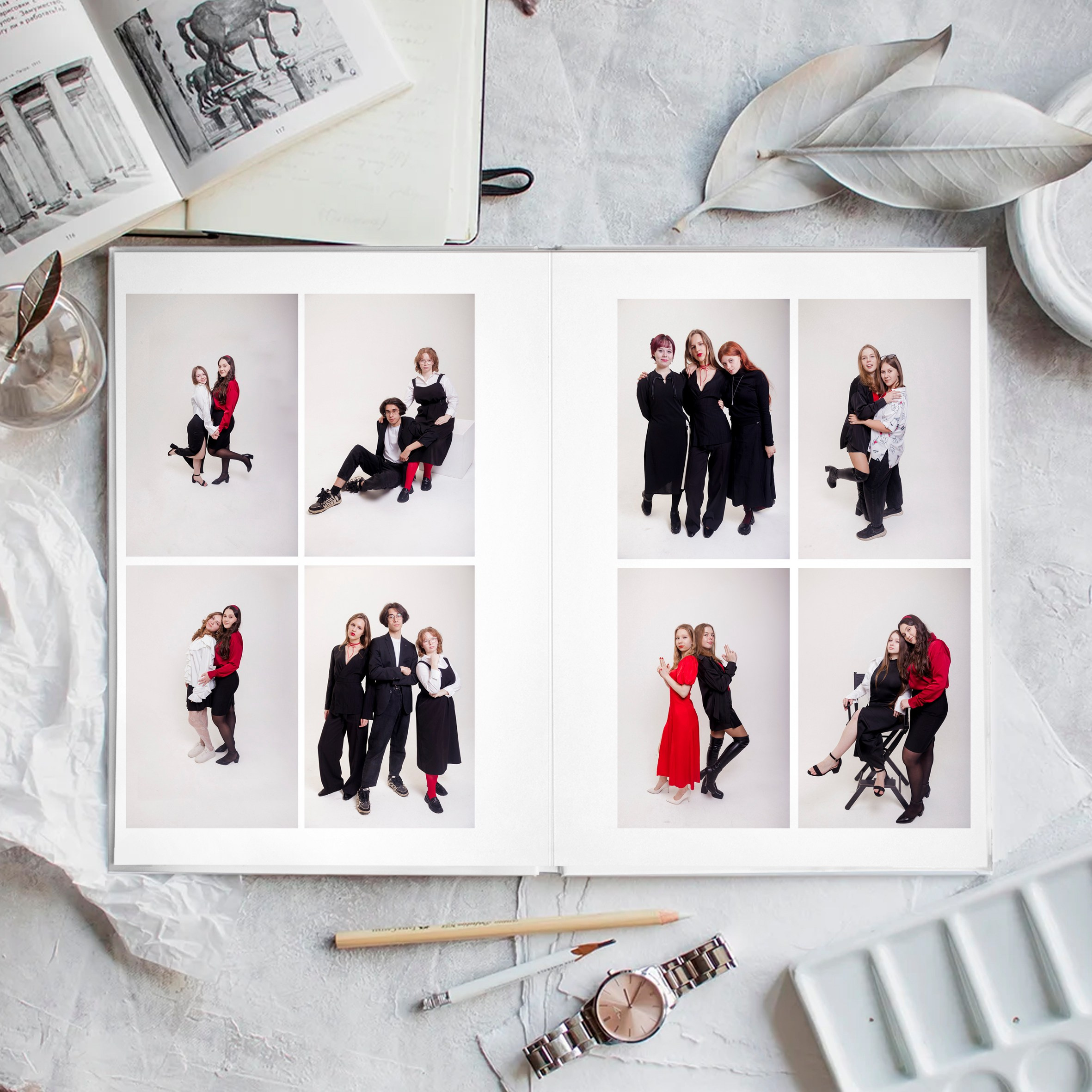 Разворот альбома фото с друзьями.