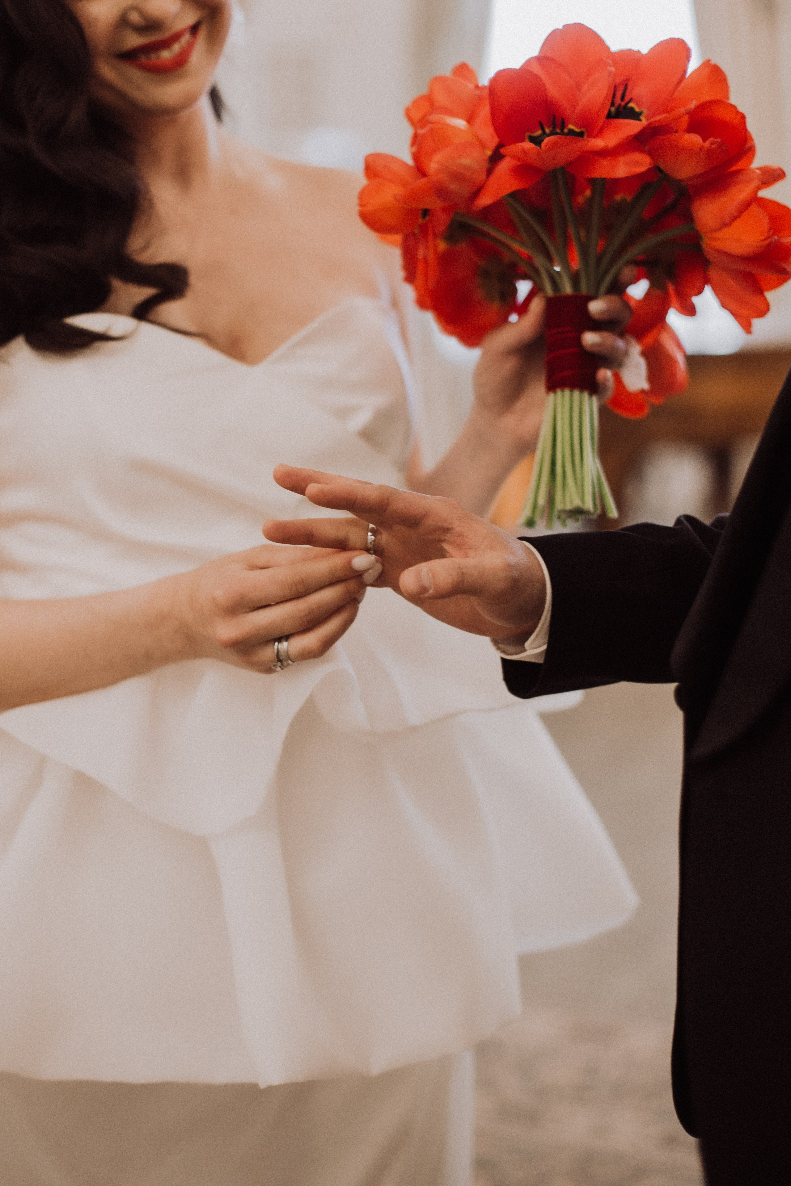 свадьба с красным акцентом идеи для свадебной фотосессии первый загс загс на английской набережной красный цвет акцентная свадьба камерная свадьба только вдвоем любовь счастье в глазах портретная фотография моменты жизни 