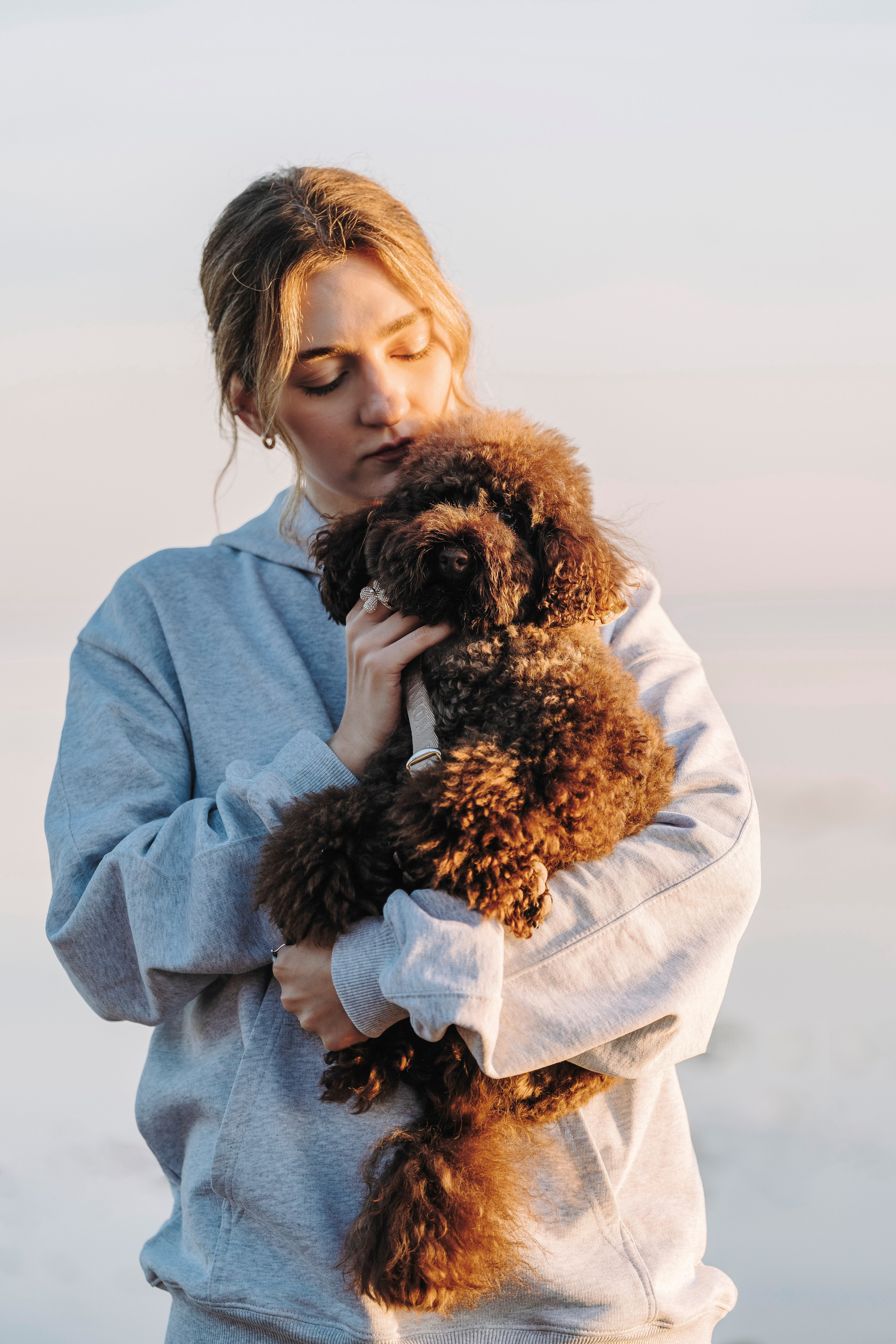 Фотосессия девушки с пуделем на пляже на закате. Фотограф анималист в Спб недорого Олеся Майорова