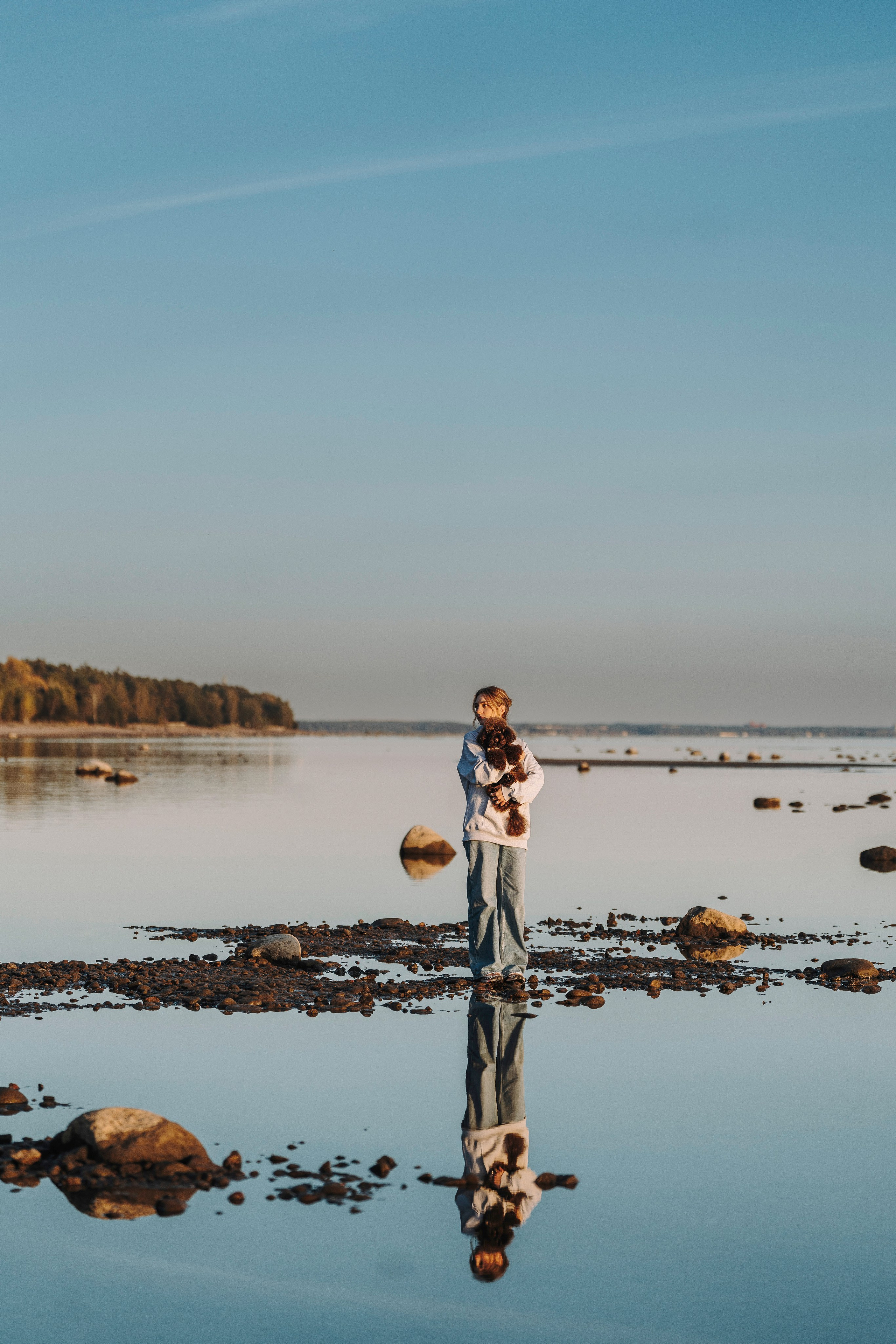 Фотосессия девушки с пуделем на пляже на закате. Фотограф анималист в Спб недорого Олеся Майорова