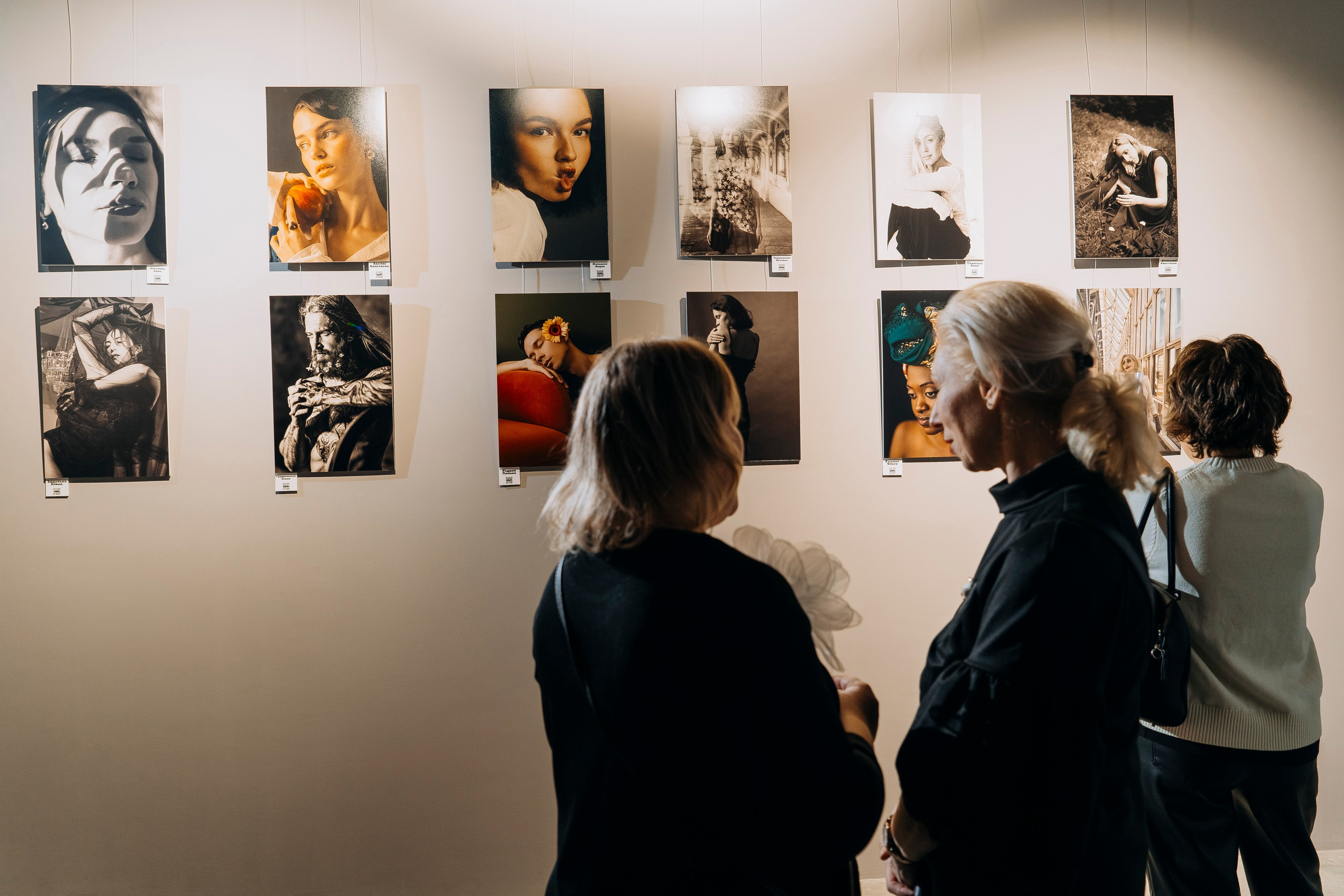 Вернисаж фотовыставки MFamilia «Гармония различий». Организация фотовыставок в Петербурге и Москве, MFamilia (МФамилия)