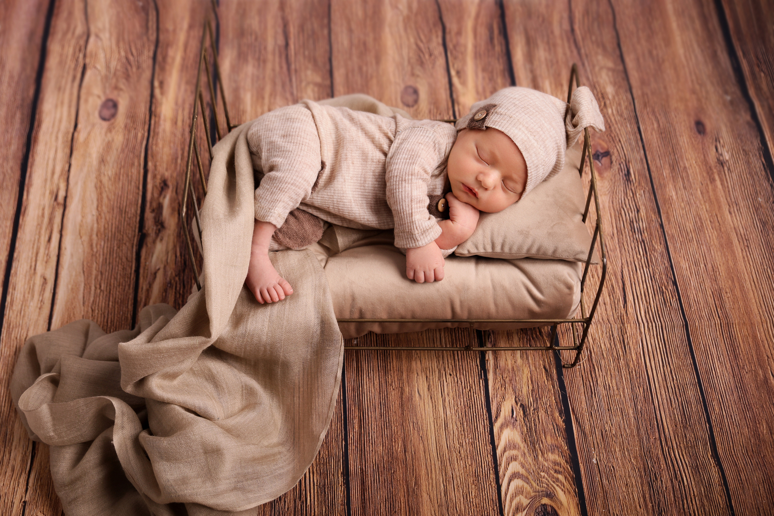 роддом на Басенова, новорожденный на кроватке