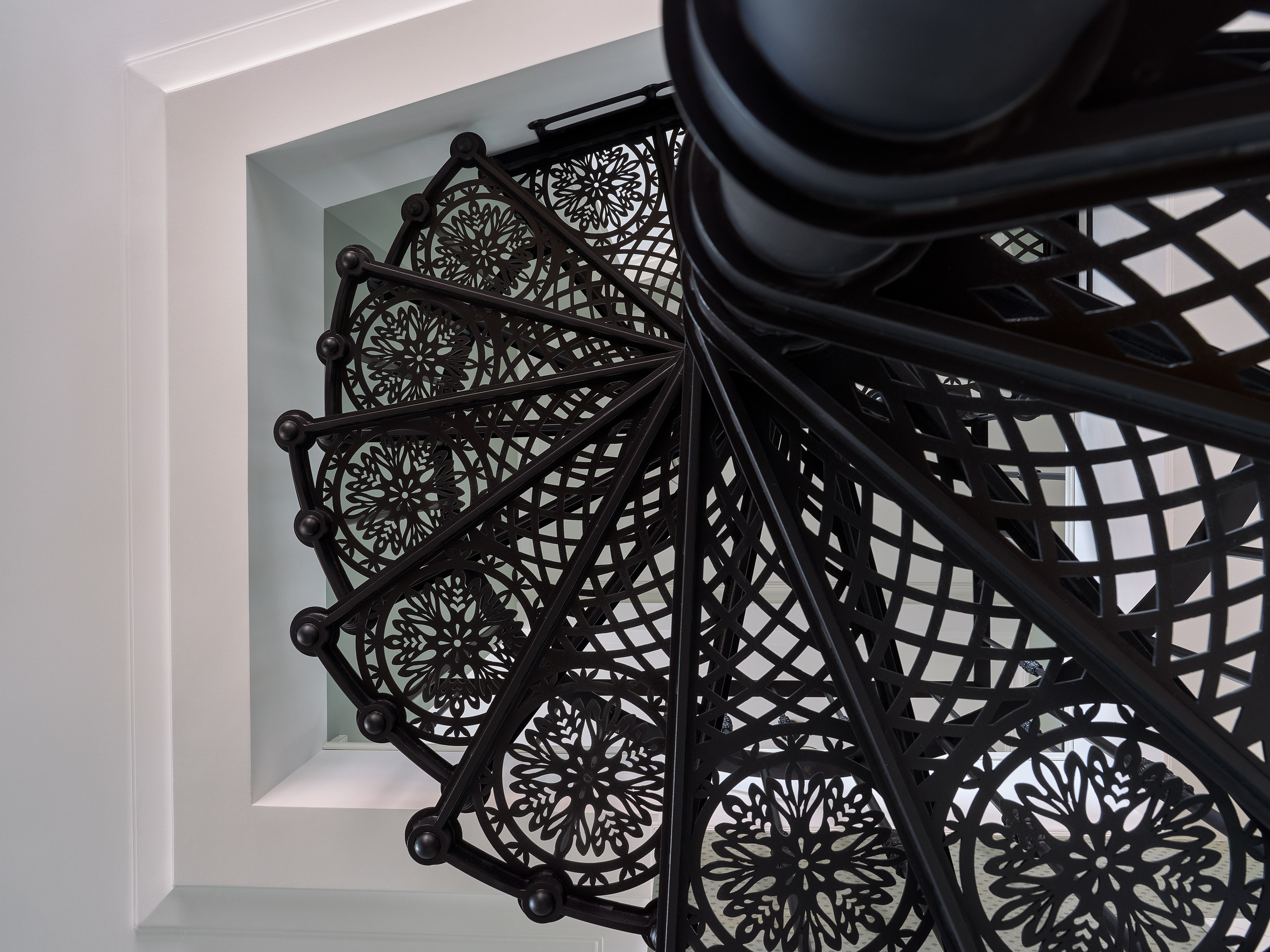 Таун-хаус с ажурной винтовой лестницей. Фотограф Наталья Вершинина