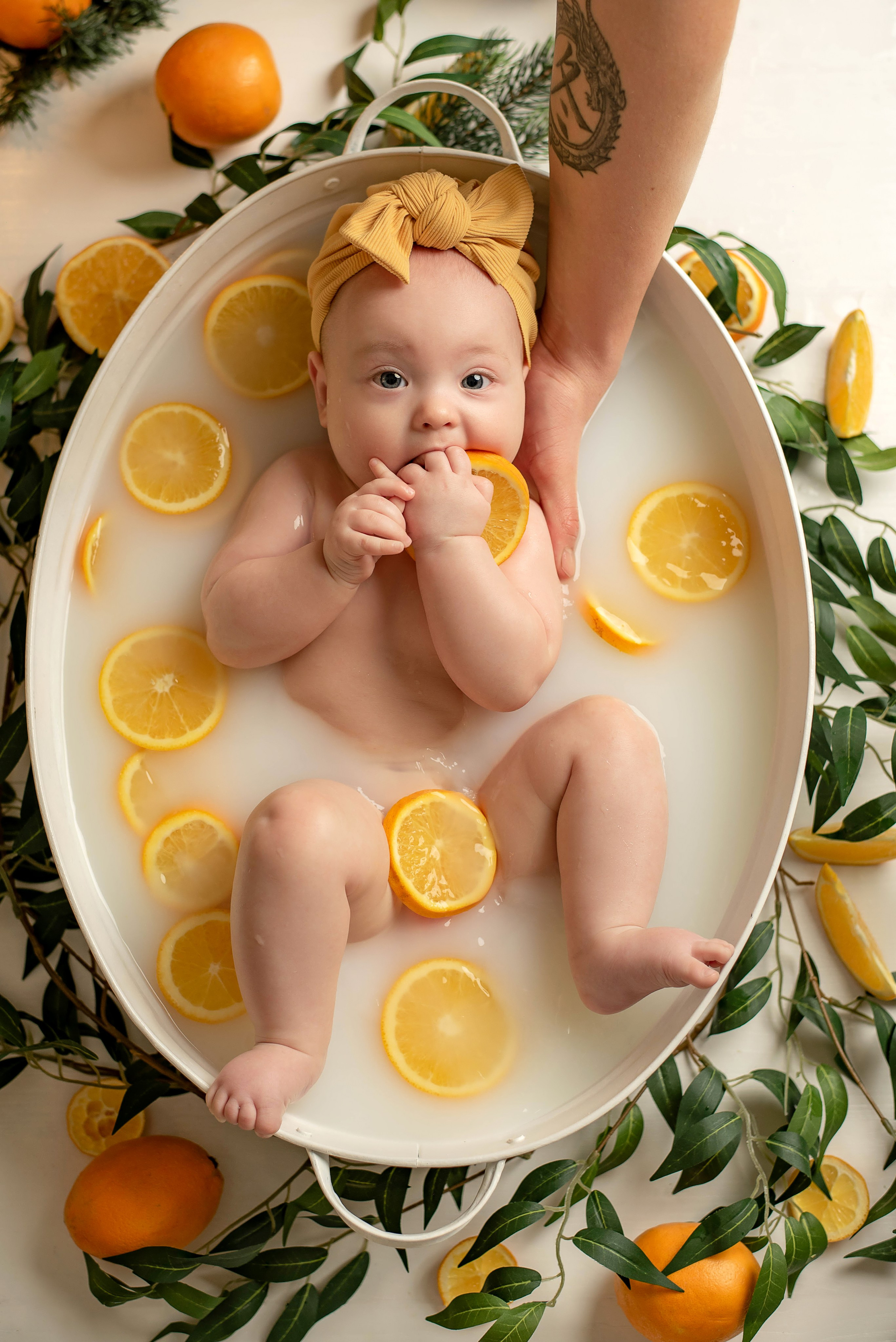 Лиза- купание с апельсинками НГ. Семейный и детский фотограф Наталья Горда