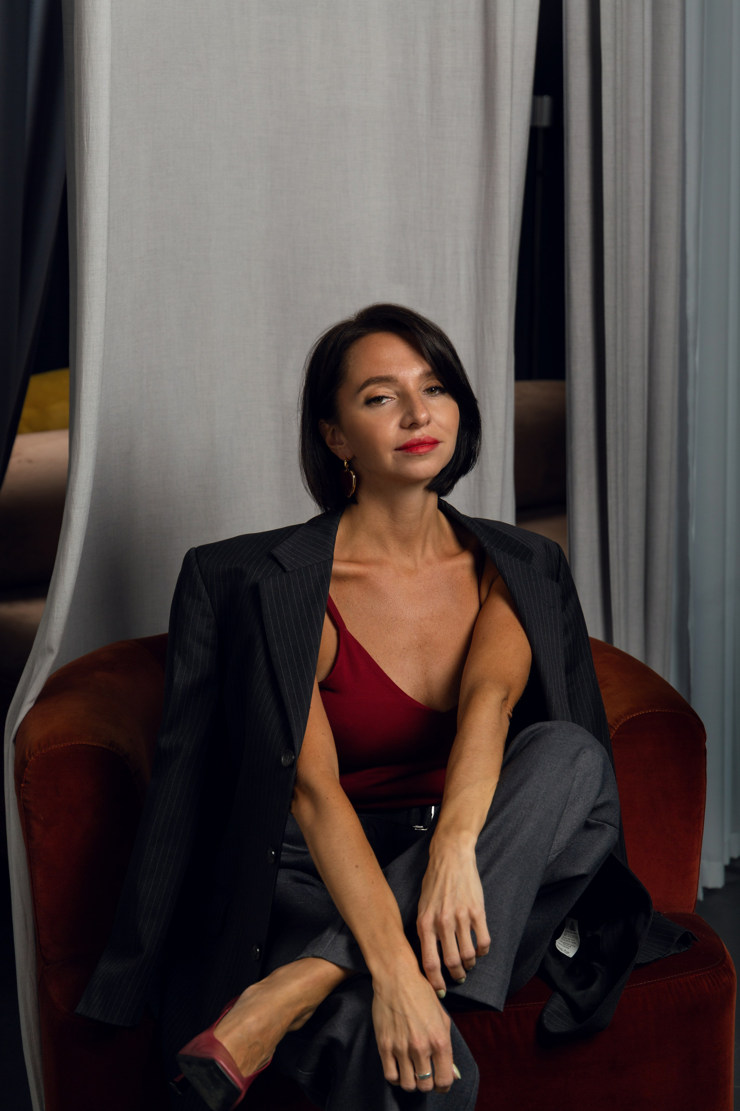 Девушка в костюме в фотостудии — тёплая фотосессия в минимализме.