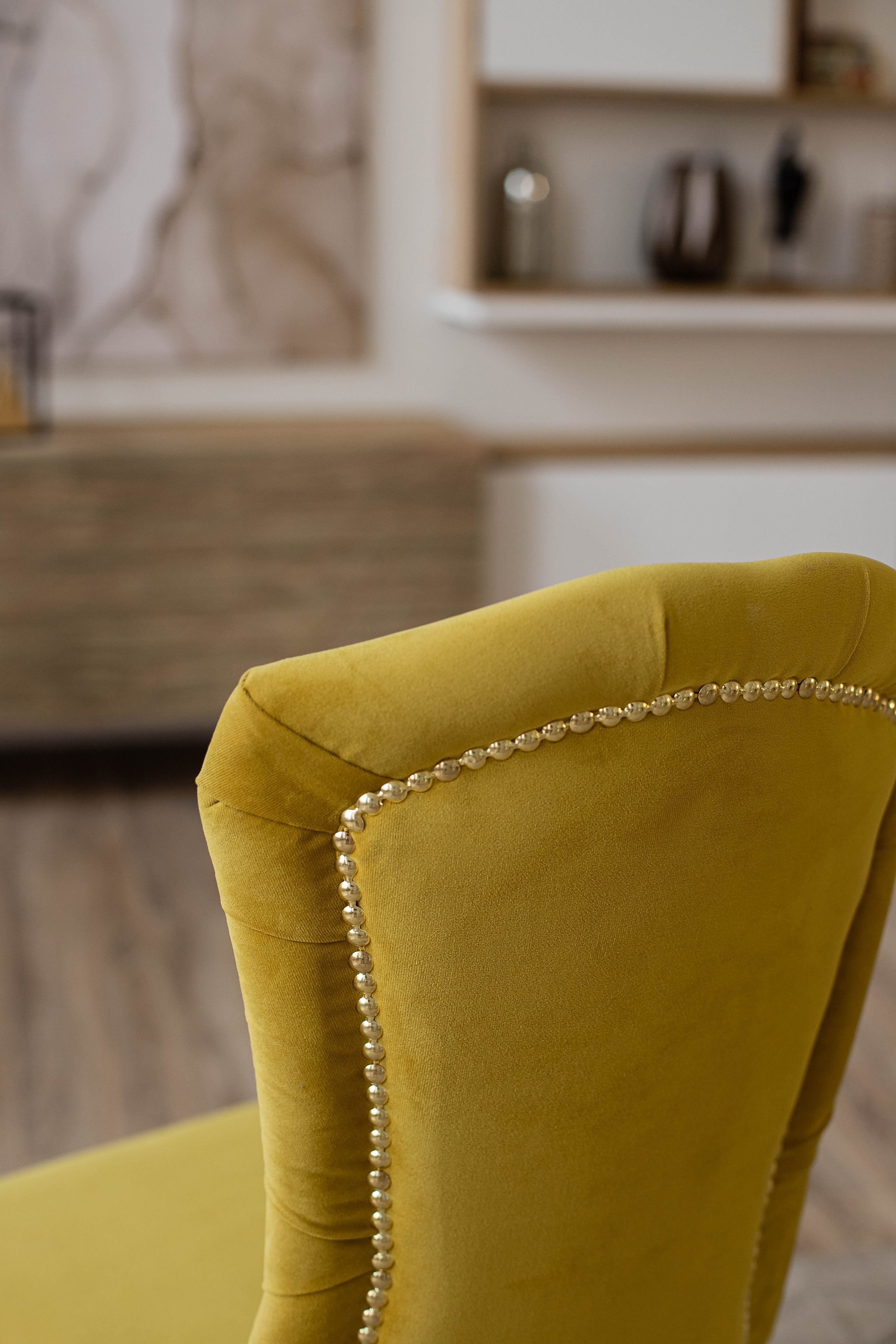 Стулья. Фотограф