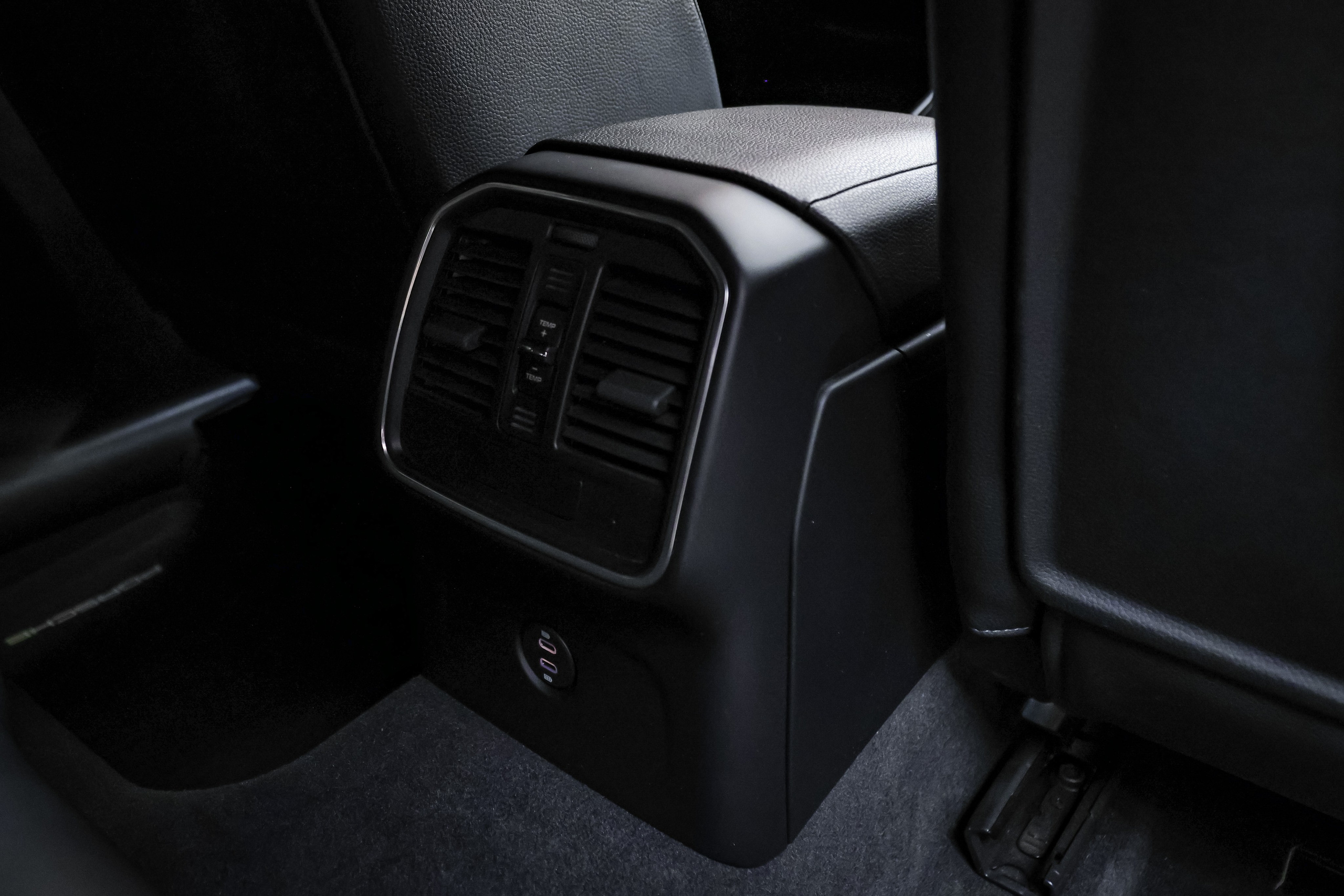 2020 PORSCHE MACAN. Mixturecaptures