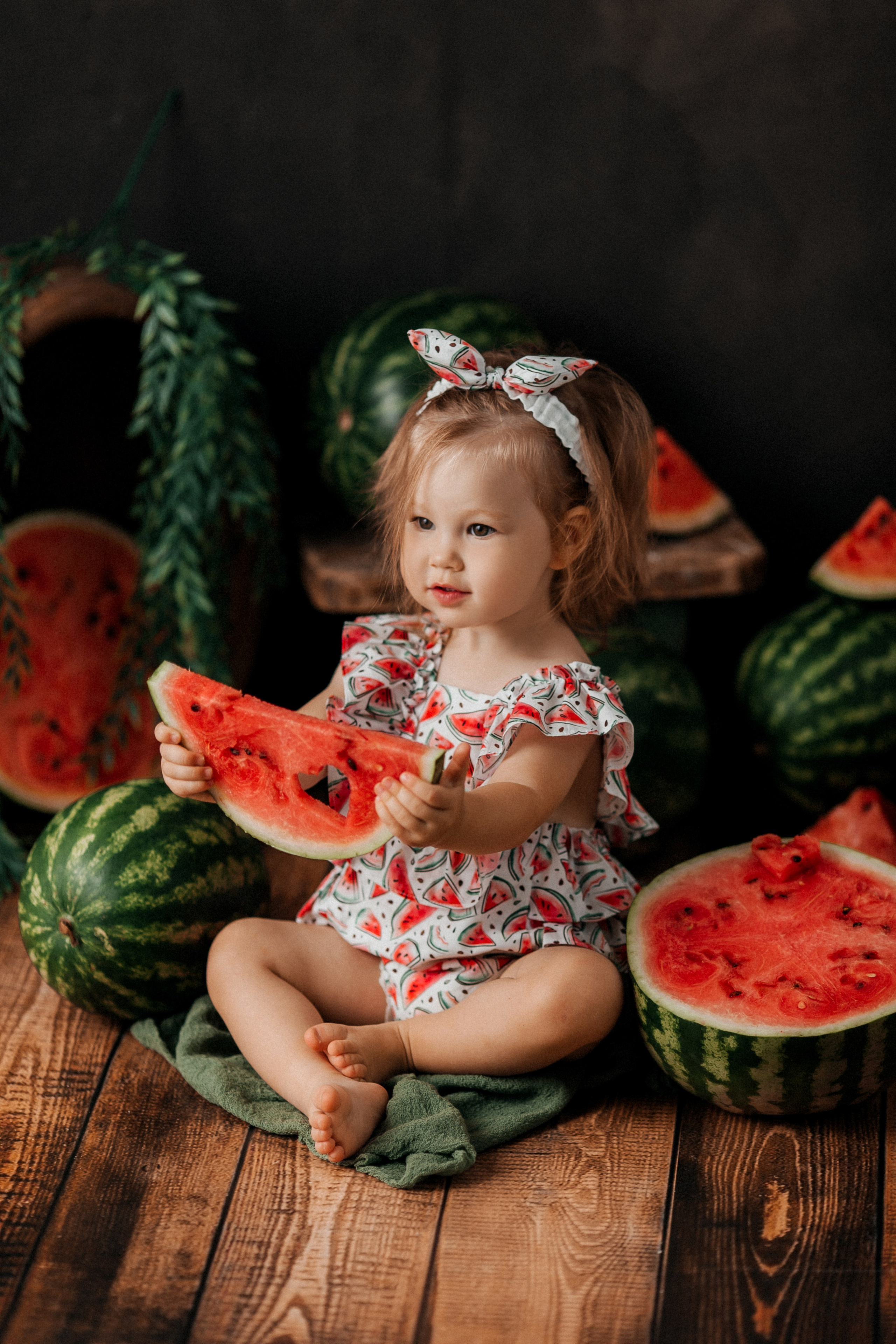 <img src="ml.jpg" alt="Фотосессия для детей с арбузами. Детская фотостудия.">