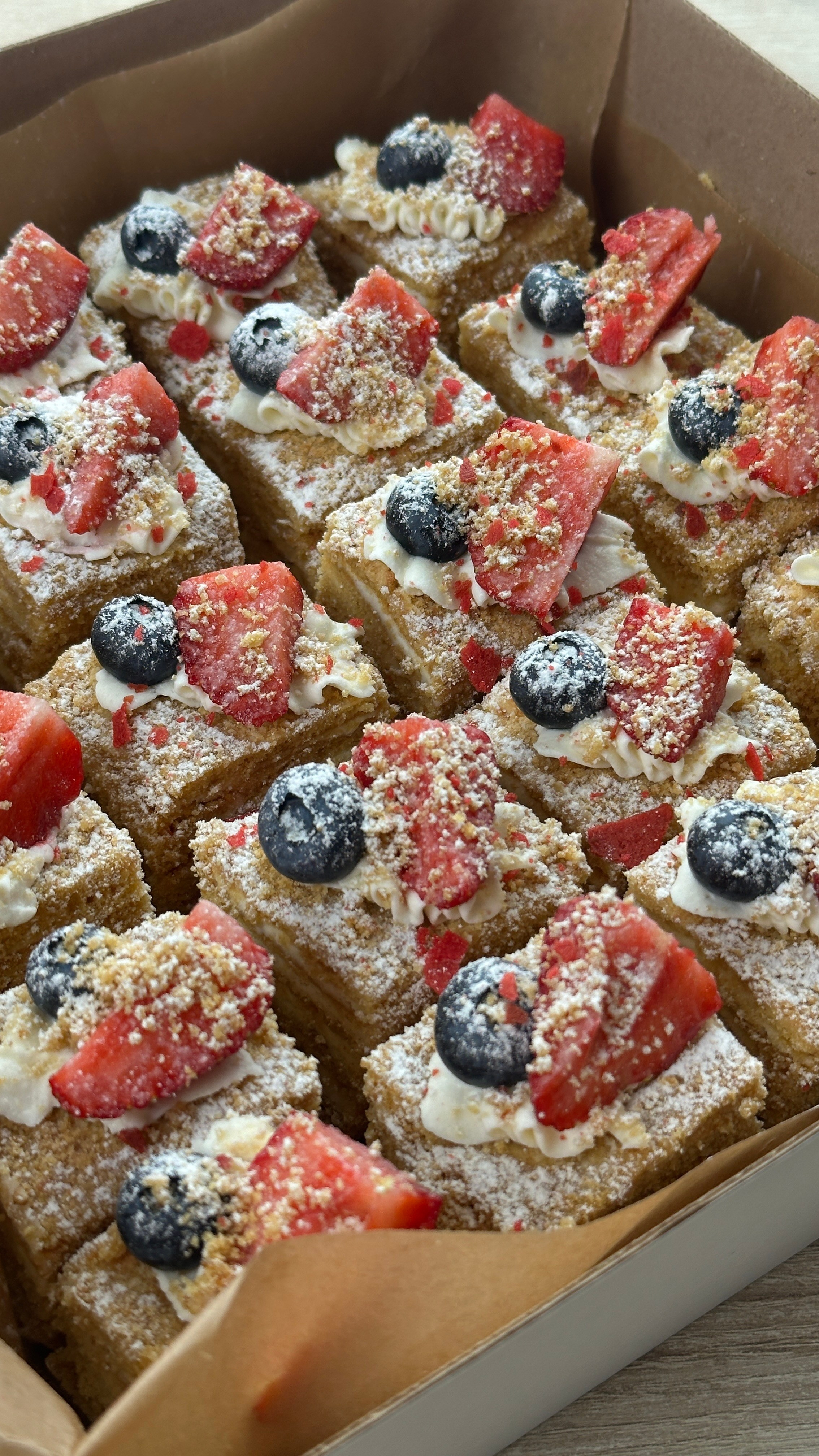 Торты и десерты. Выездной кейтеринг, съедобные букеты, торты и сладости на заказ