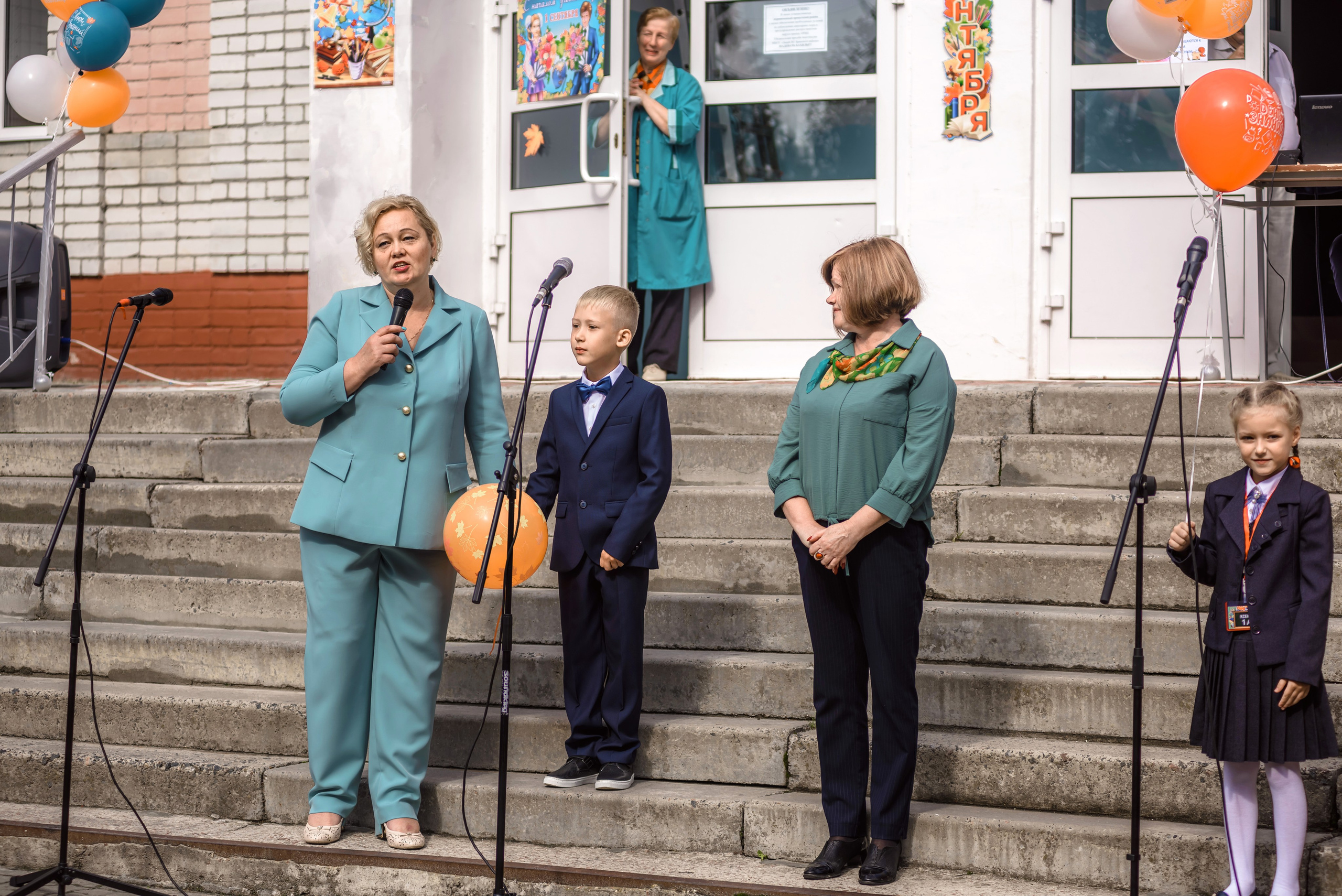 Линейка 11-е классы 2023. Фотограф Галина Лисанова, г. Брянск