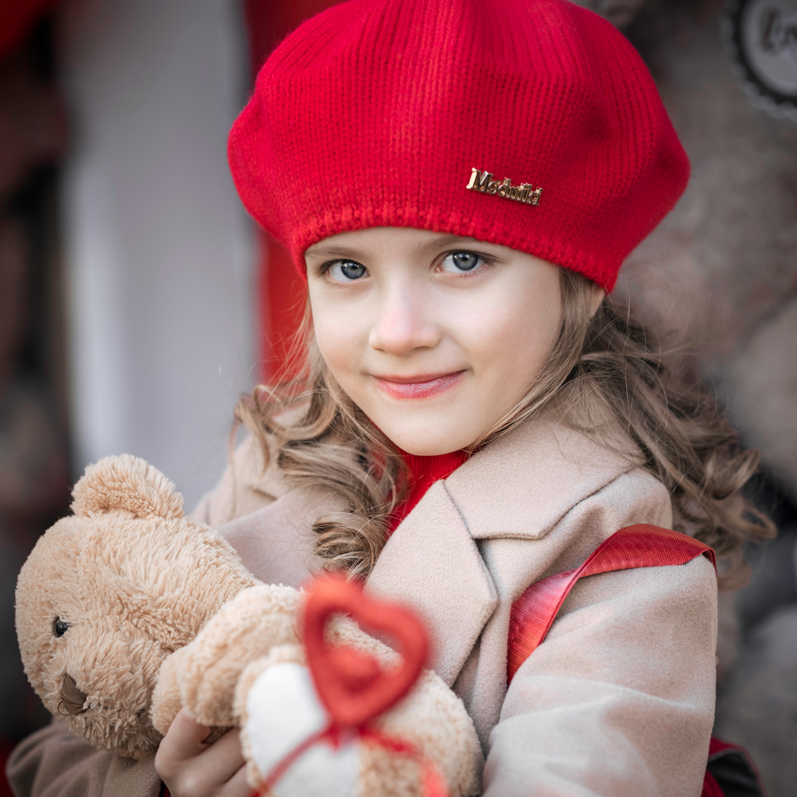 Семейная фотосъемка в Москве для мамы и дочки. Прогулка днем по новогодней Москве украшенной зимними новогодними елками и шарами, красно-бежевая, Третьяковский проезд, Манежная площадь, ГУМ-ярмарка