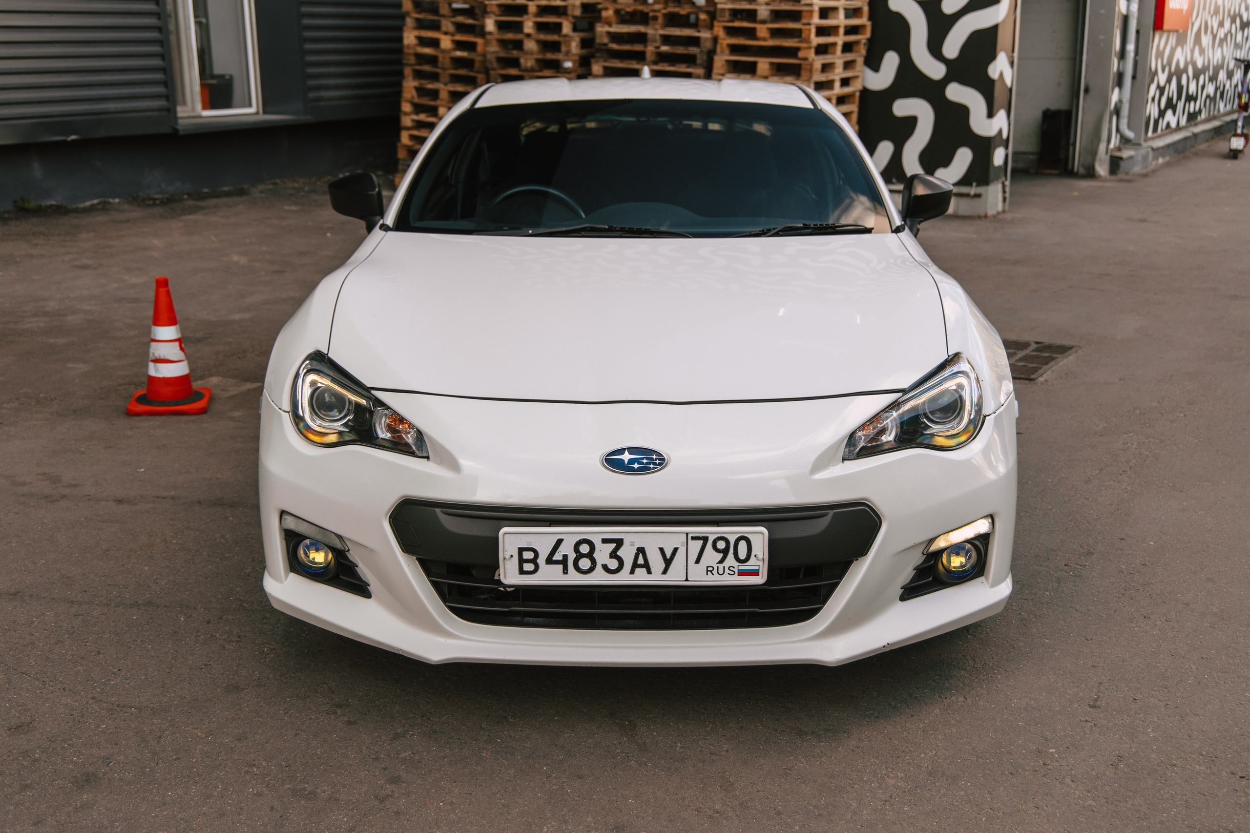 Subaru BRZ White. DeLorein