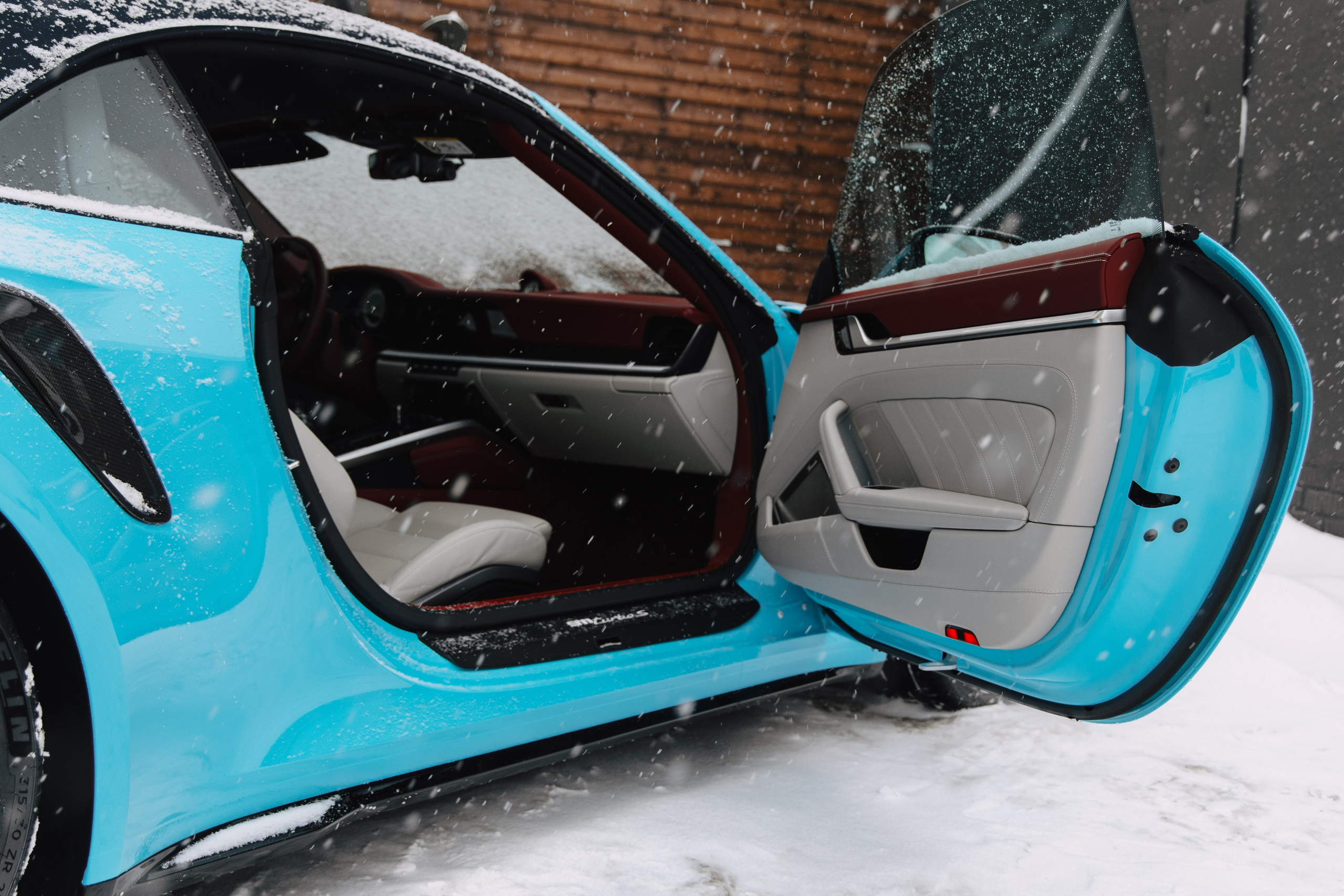 Porsche 911 оклейка в голубой полиуритан с проемами. DeLorein