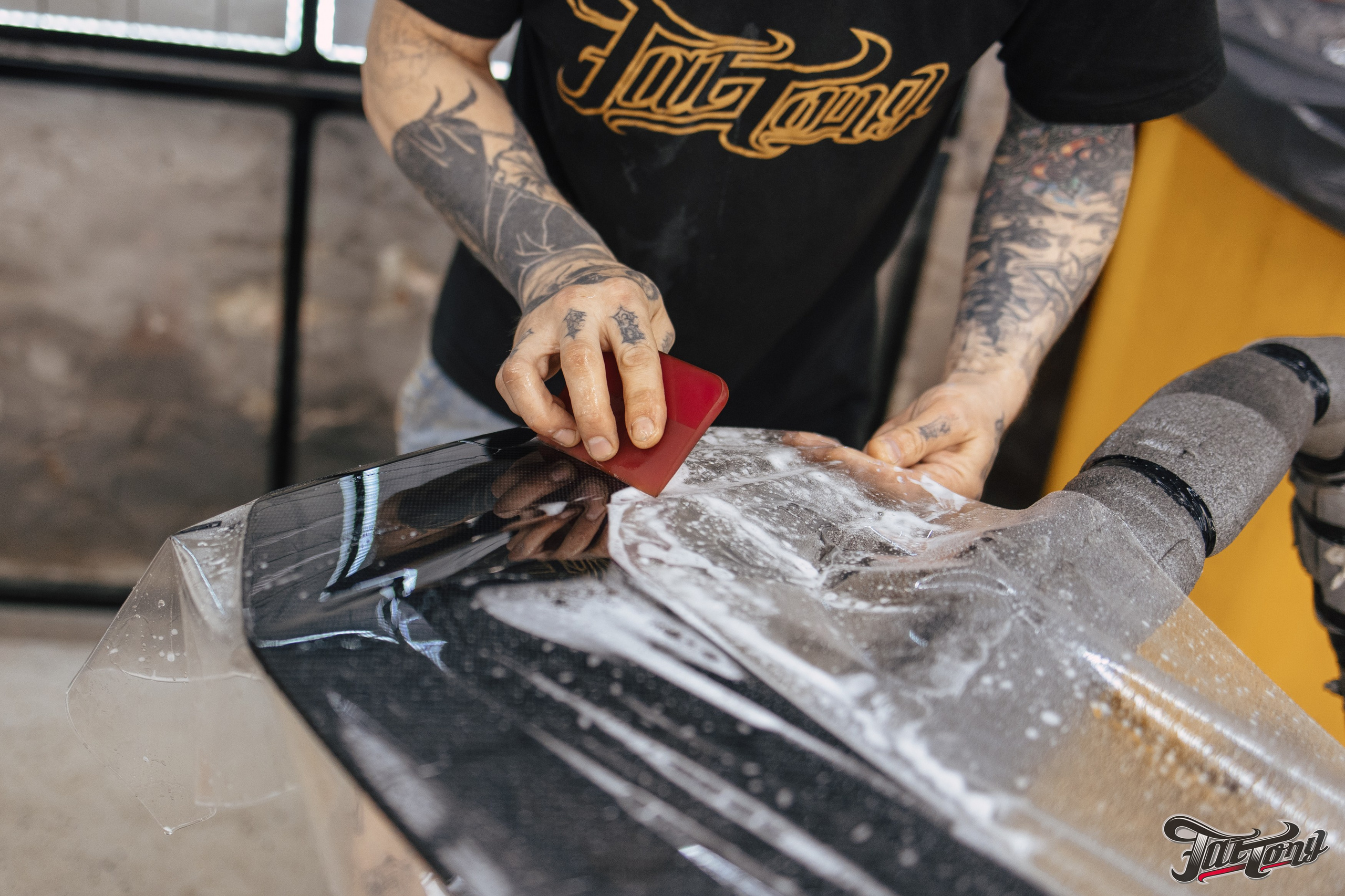 Lamborghini Urus ламинация карбоном вставок в капот, спойлеров, крышки багажника и зеркал. DeLorein