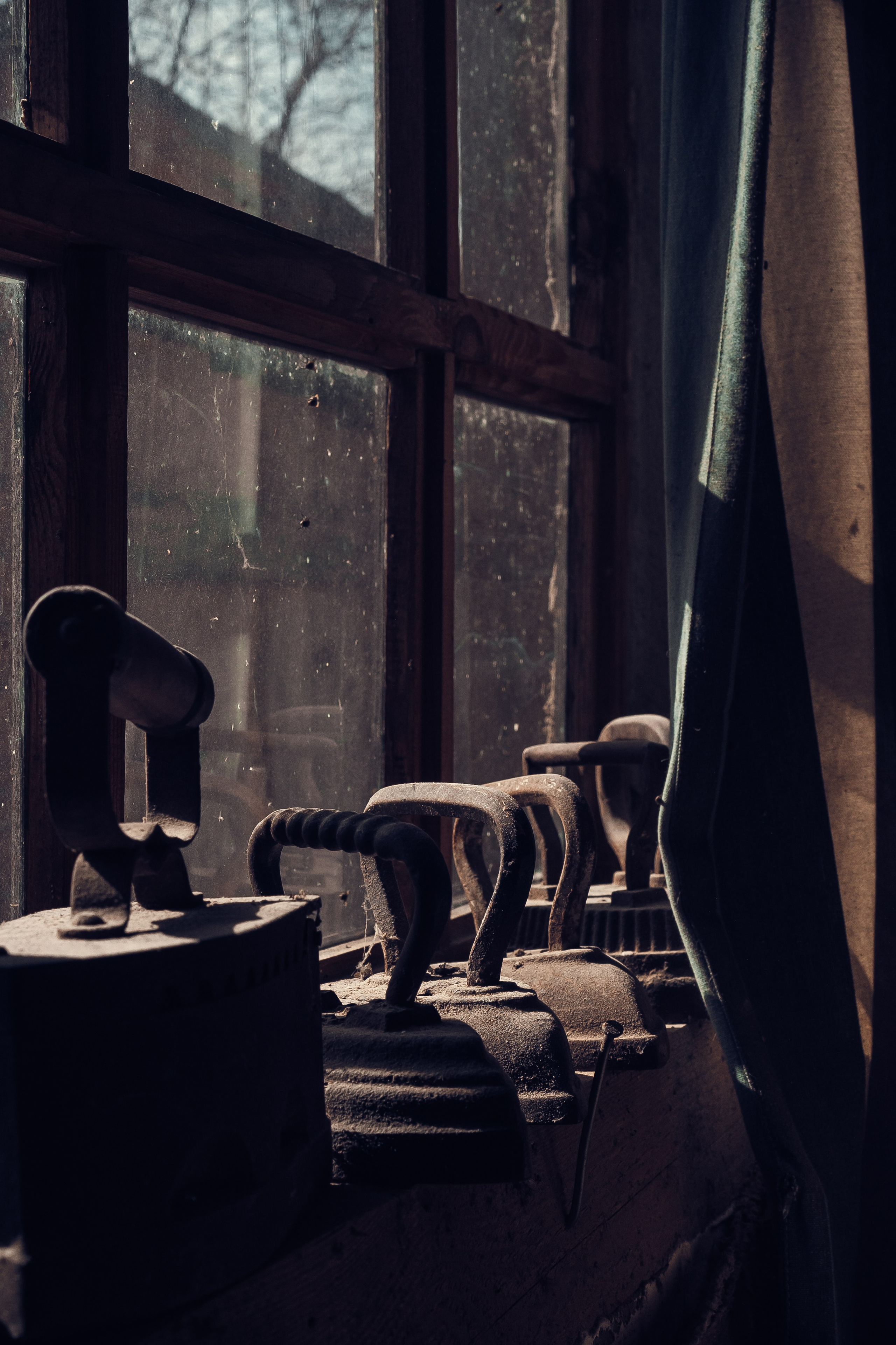 Окно в кузнице Христолбюбова Коли