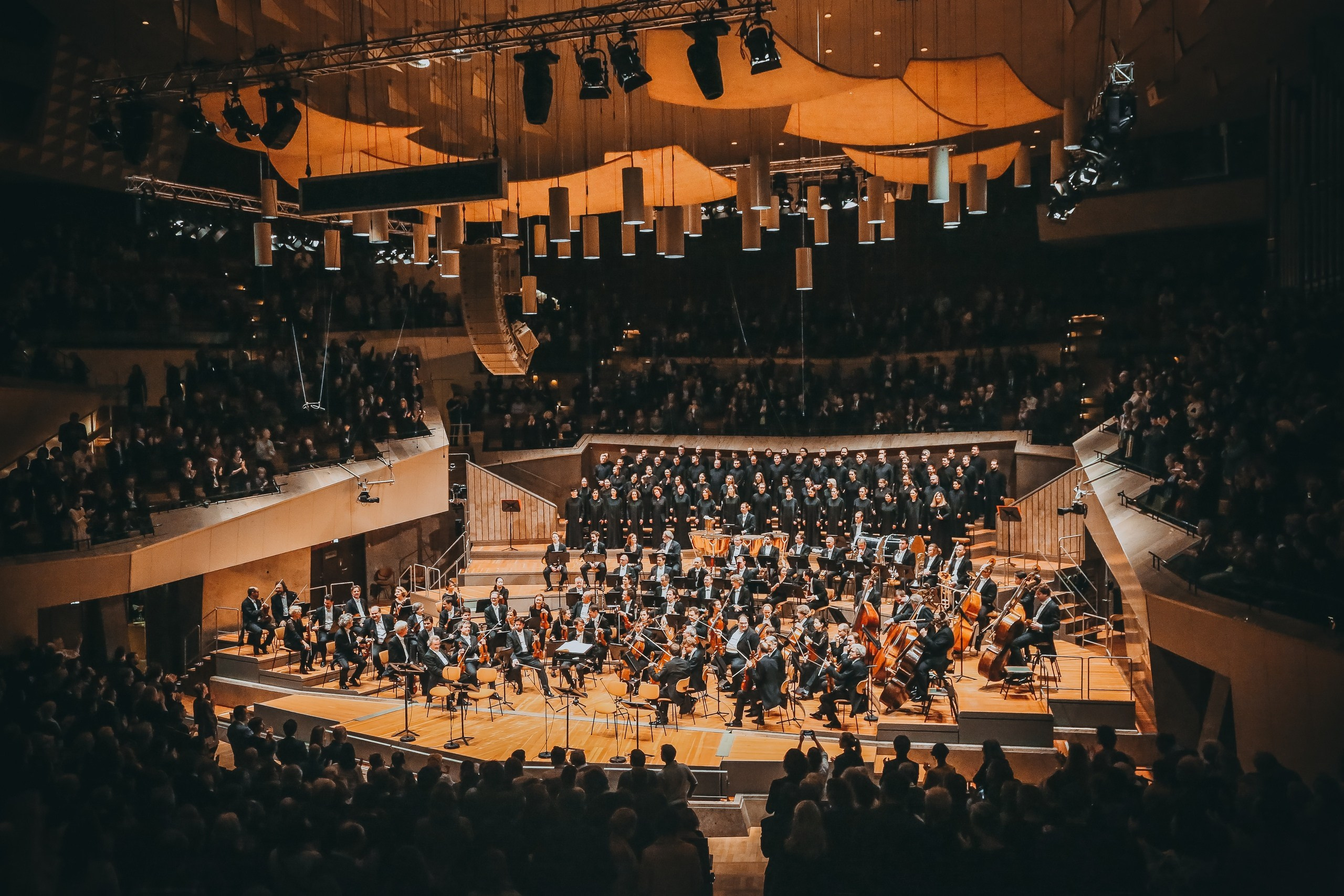 Теодор Курентзис исполнил вердиевский Реквием с берлинскими филармониками. Дарья Письменюк / Darya Leitstern — фотограф, музыкант, журналист, путешественник