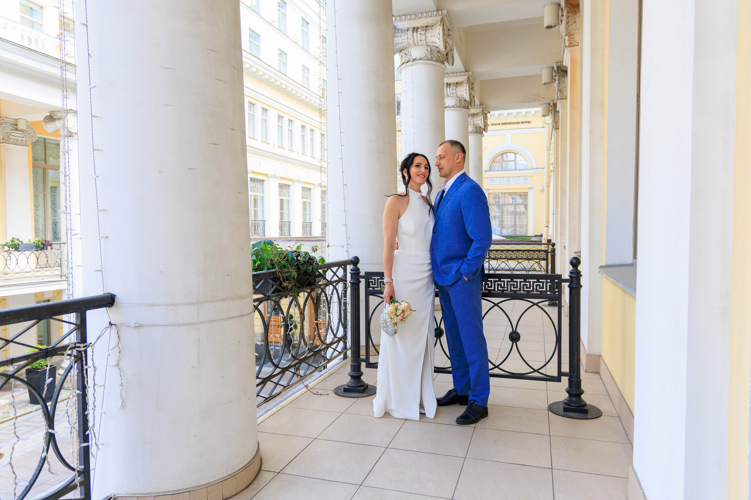 Свадебная фотосессия в одном из тихих дворов-колодцев Санкт-Петербурга.