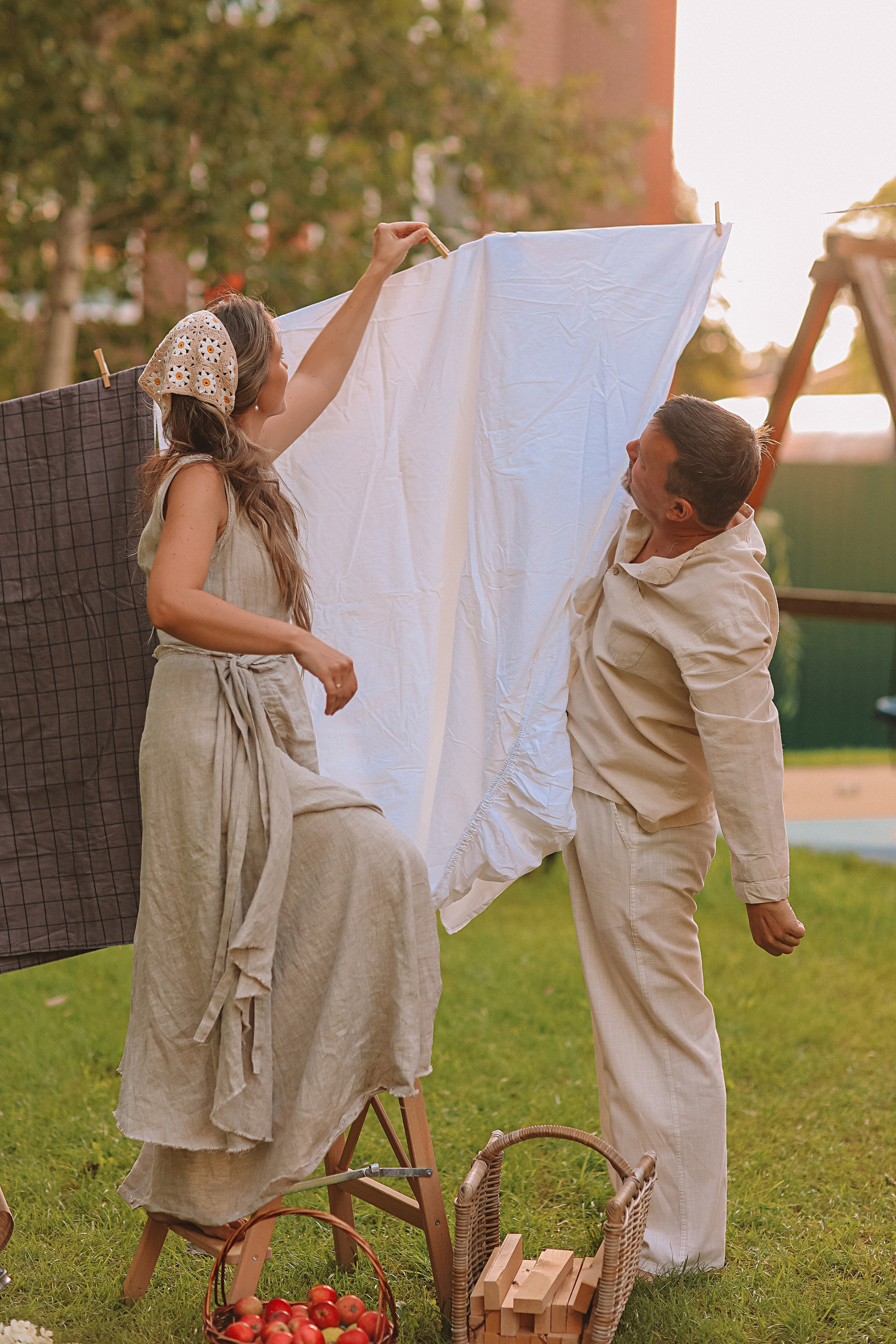 Стирка у дома. Семейный фотограф Тюмень, фотограф на роды Салмина Мария