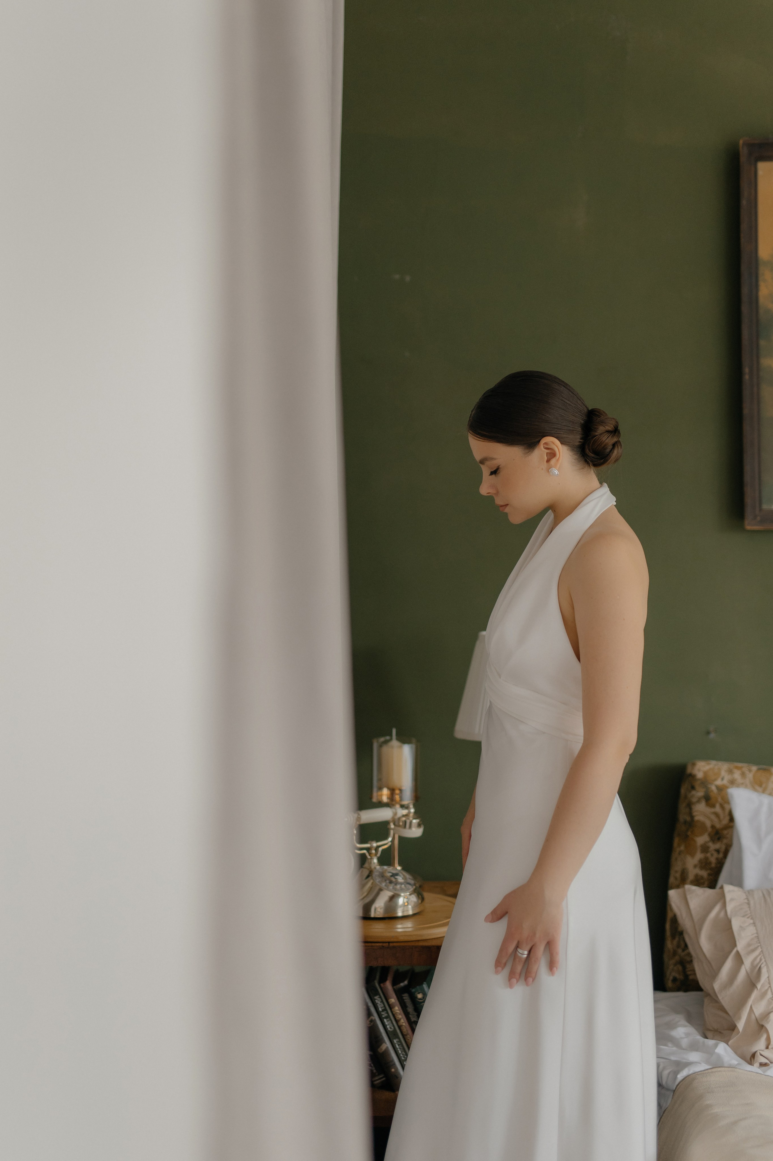 Невеста в элегантном свадебном платье на фоне живописного пейзажа