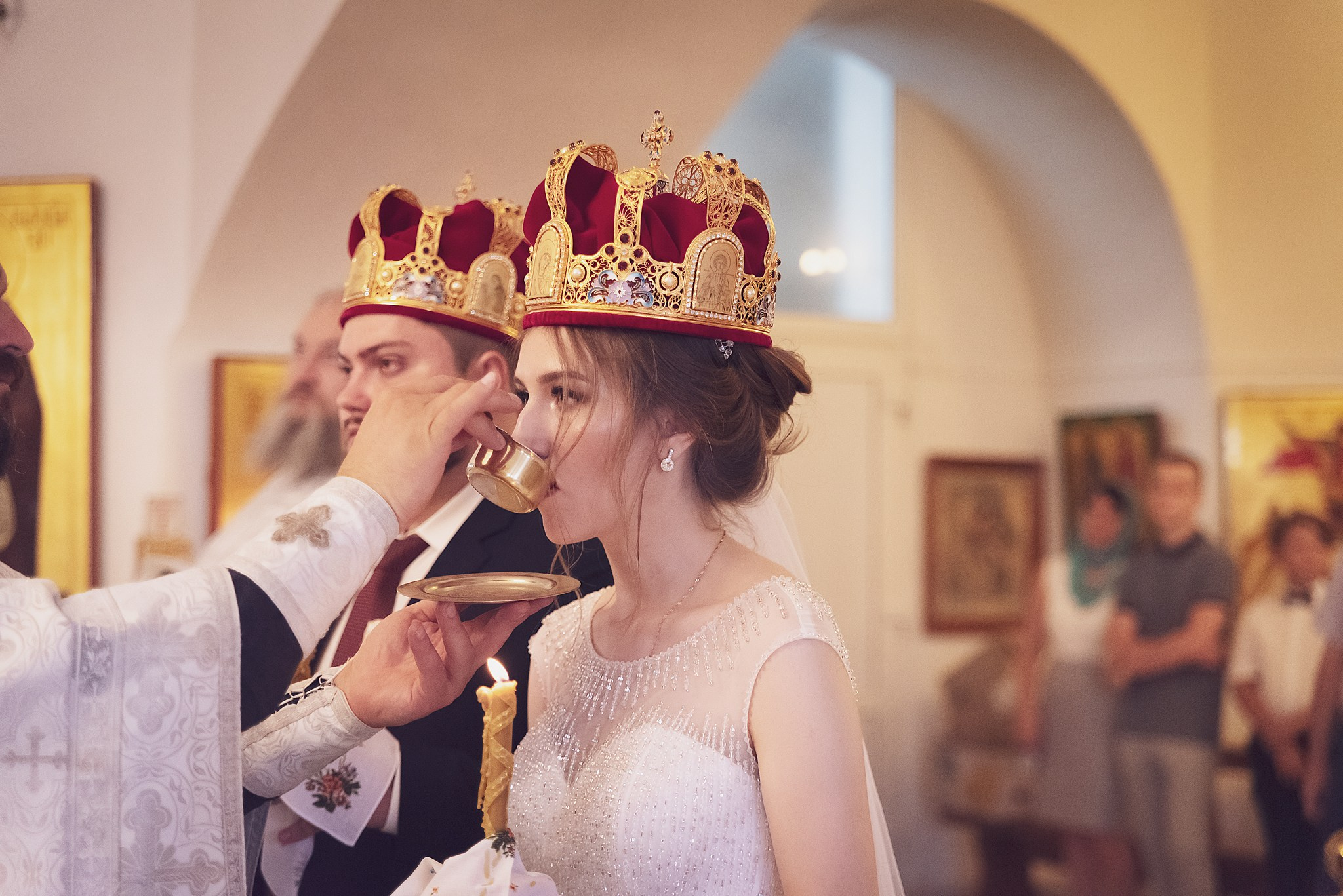 Распитие общей чаши супругами - фотосессия венчания в храме Краснодара