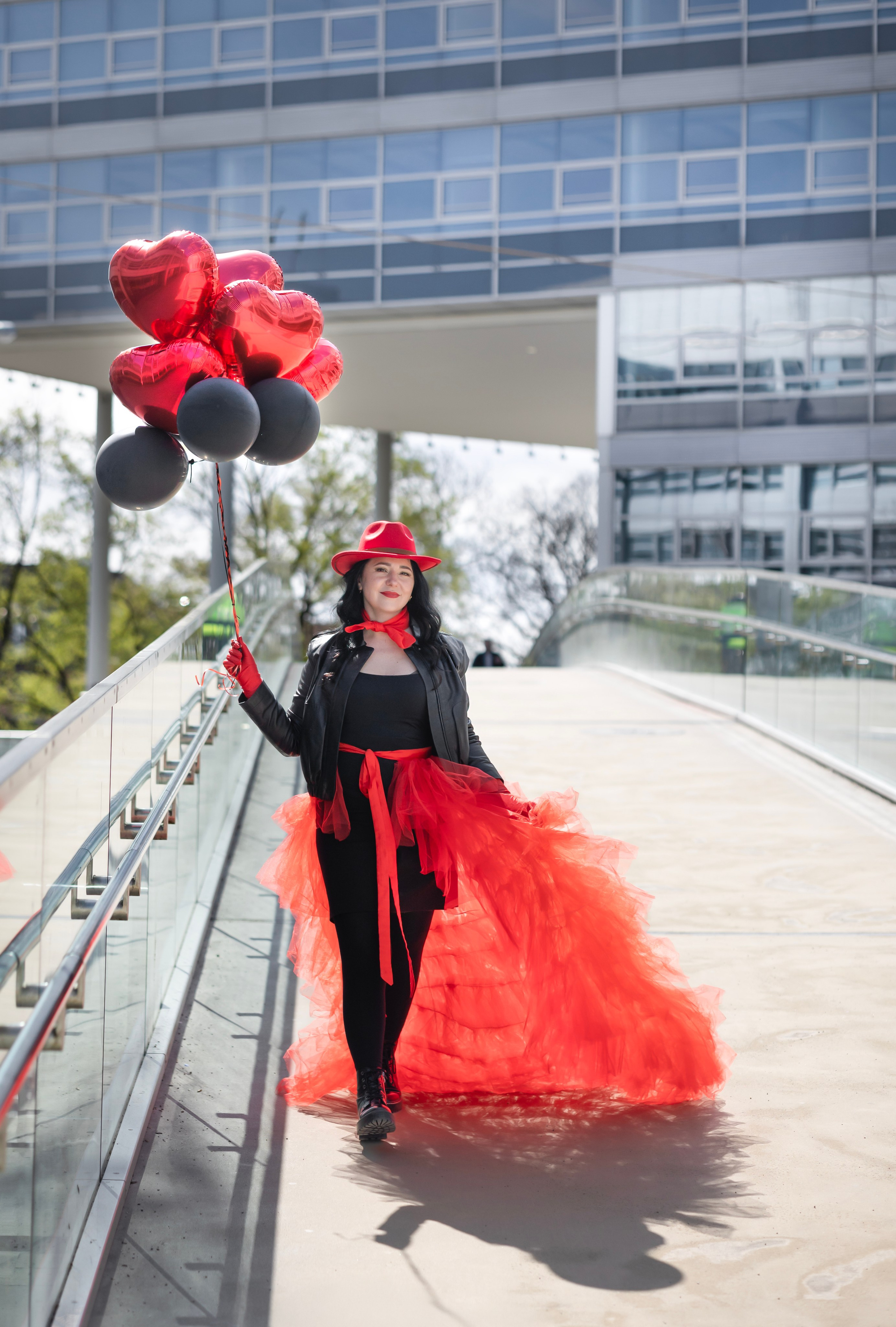 Balloons and red skirt. Photographer in Munich