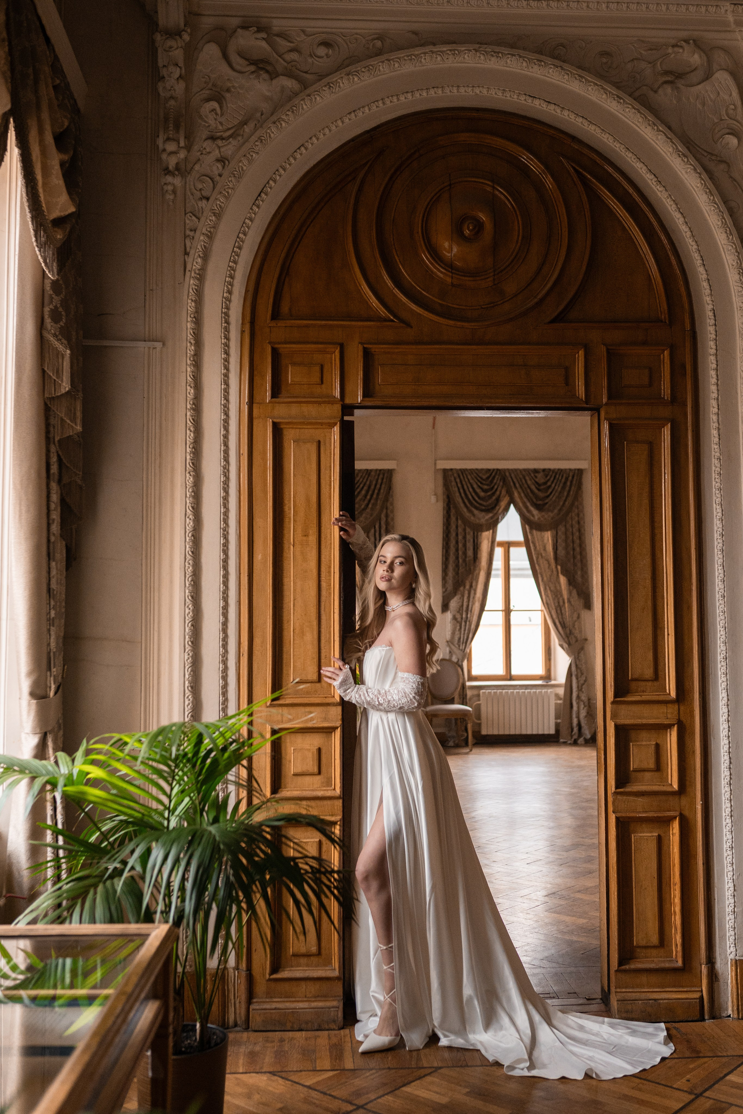 Свадебная фотосессия в Пушкинской библиотеке. Свадебный фотограф в Москве Анна Полушина