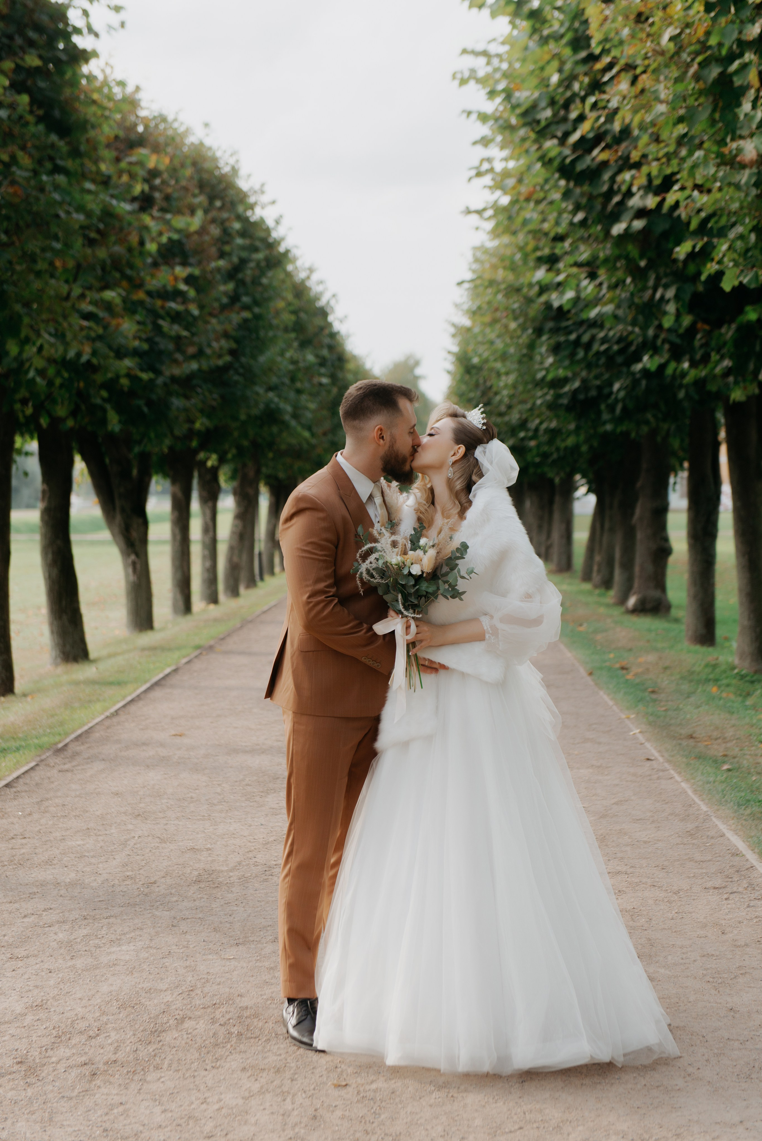 молодожены в парке кусково