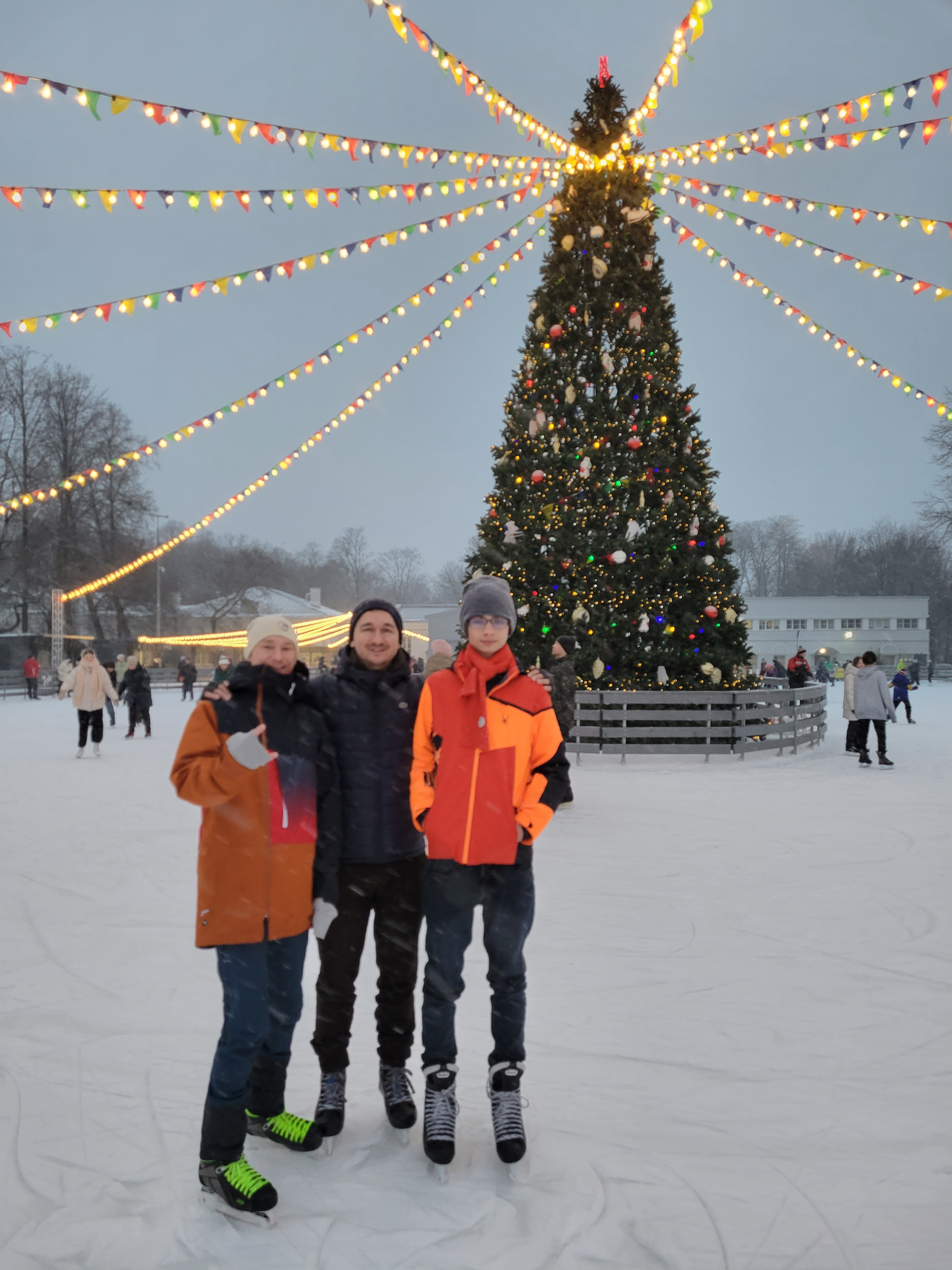 В субботу утром, после "случайной" встречи вечером на ДР у друга Вити Фролова, превозмогая усталость, отправились взбодриться на каток