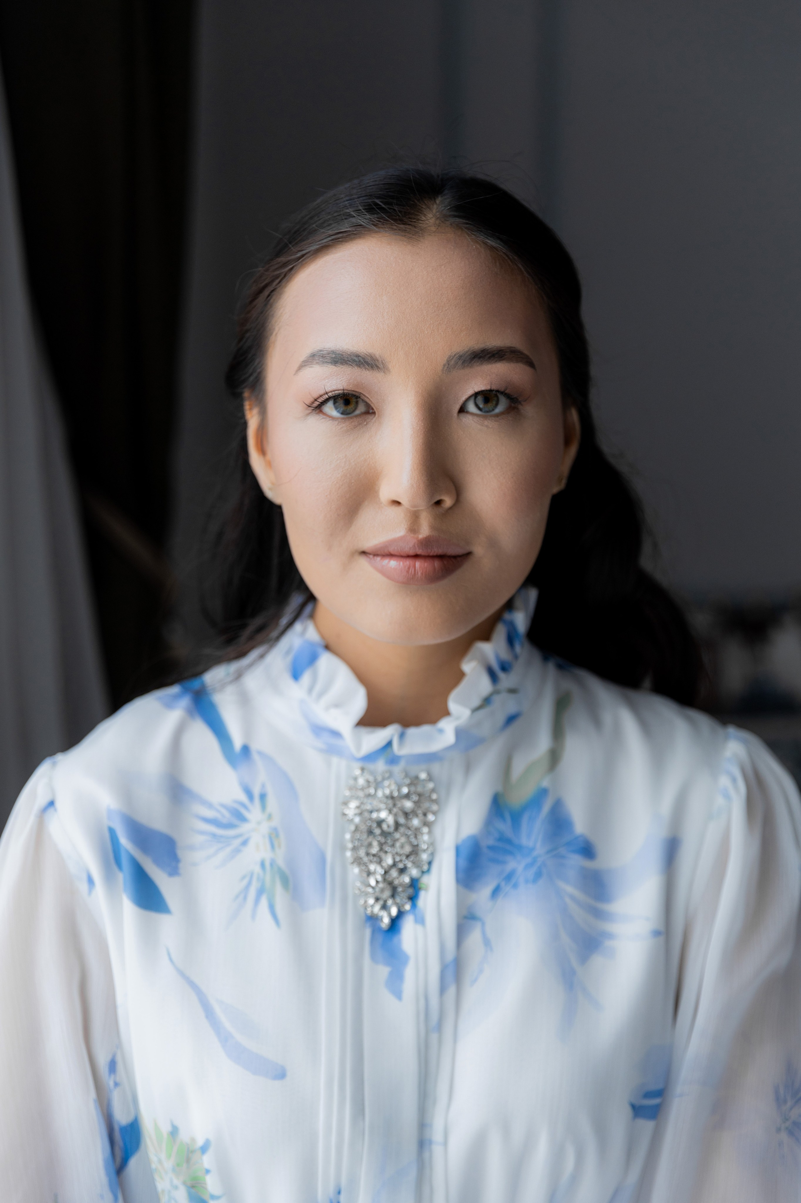 Жанна — сырга салу