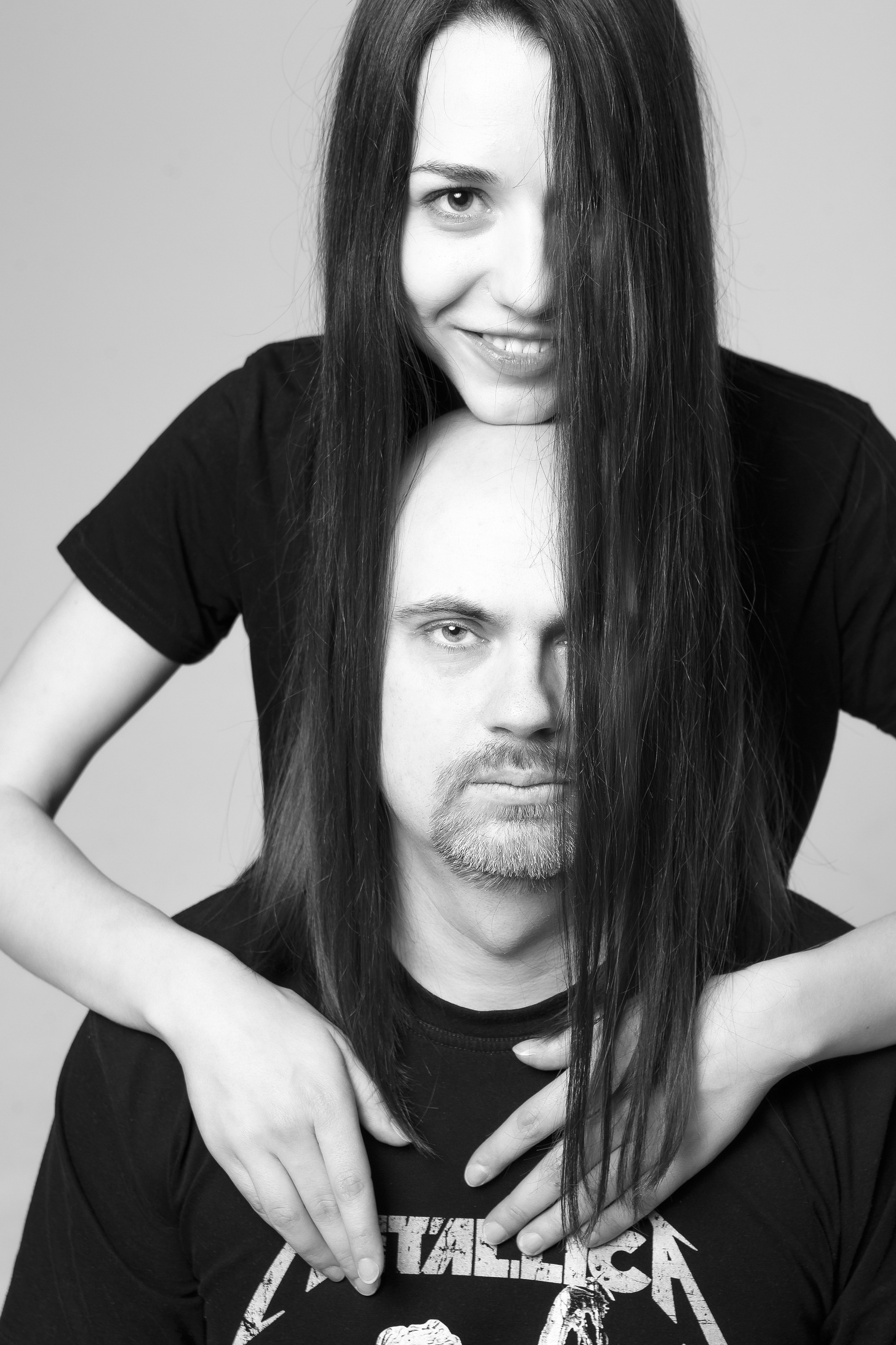 Фотосессия в студии для пары, черно-белая фотография, белый фон, чб, профессиональная фотосессия, студиная фотосессия, фотограф в москве, лавстори, семеная фотосессия, минимализм.