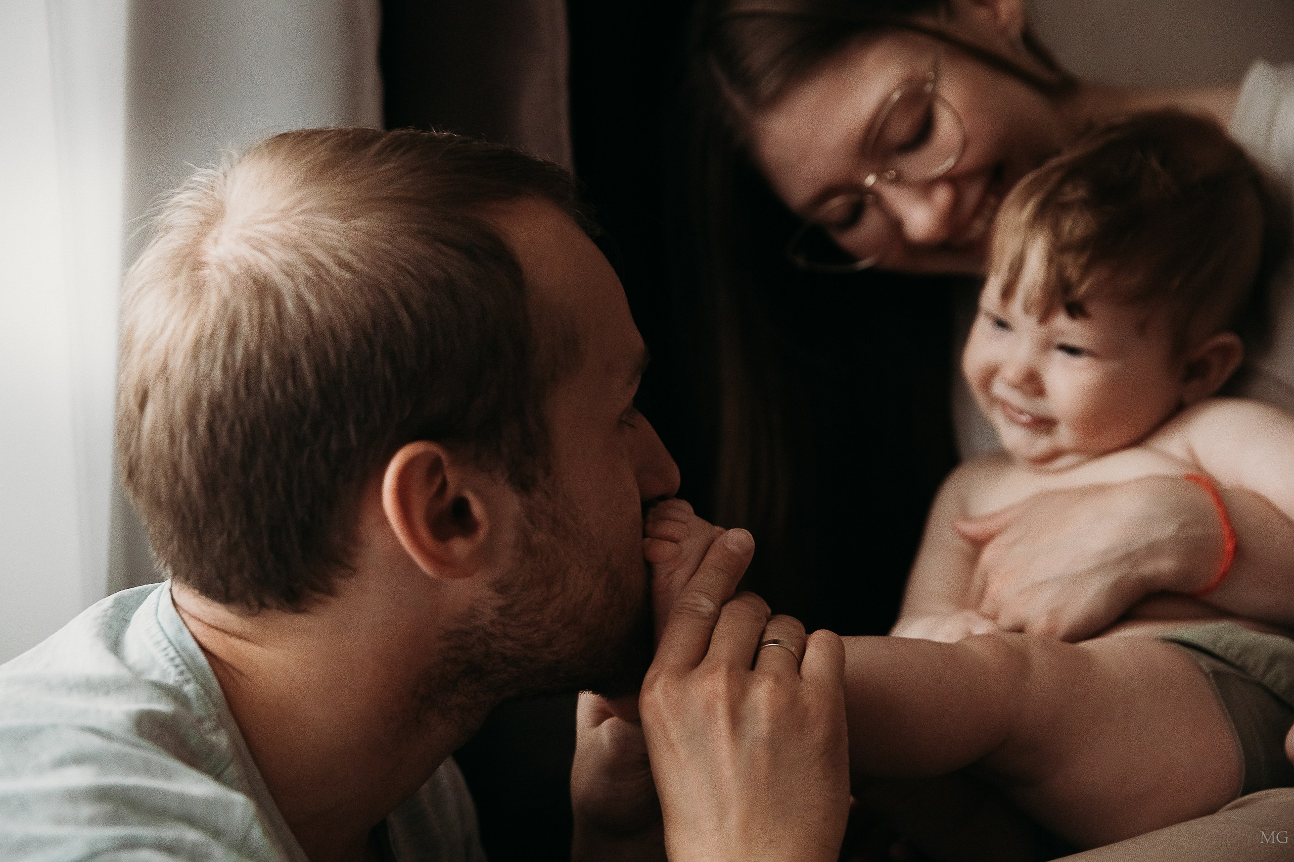 Сашенька и его родители. Маша Гонтарь Семейный домашний репортажный фотограф в Санкт-Петербурге