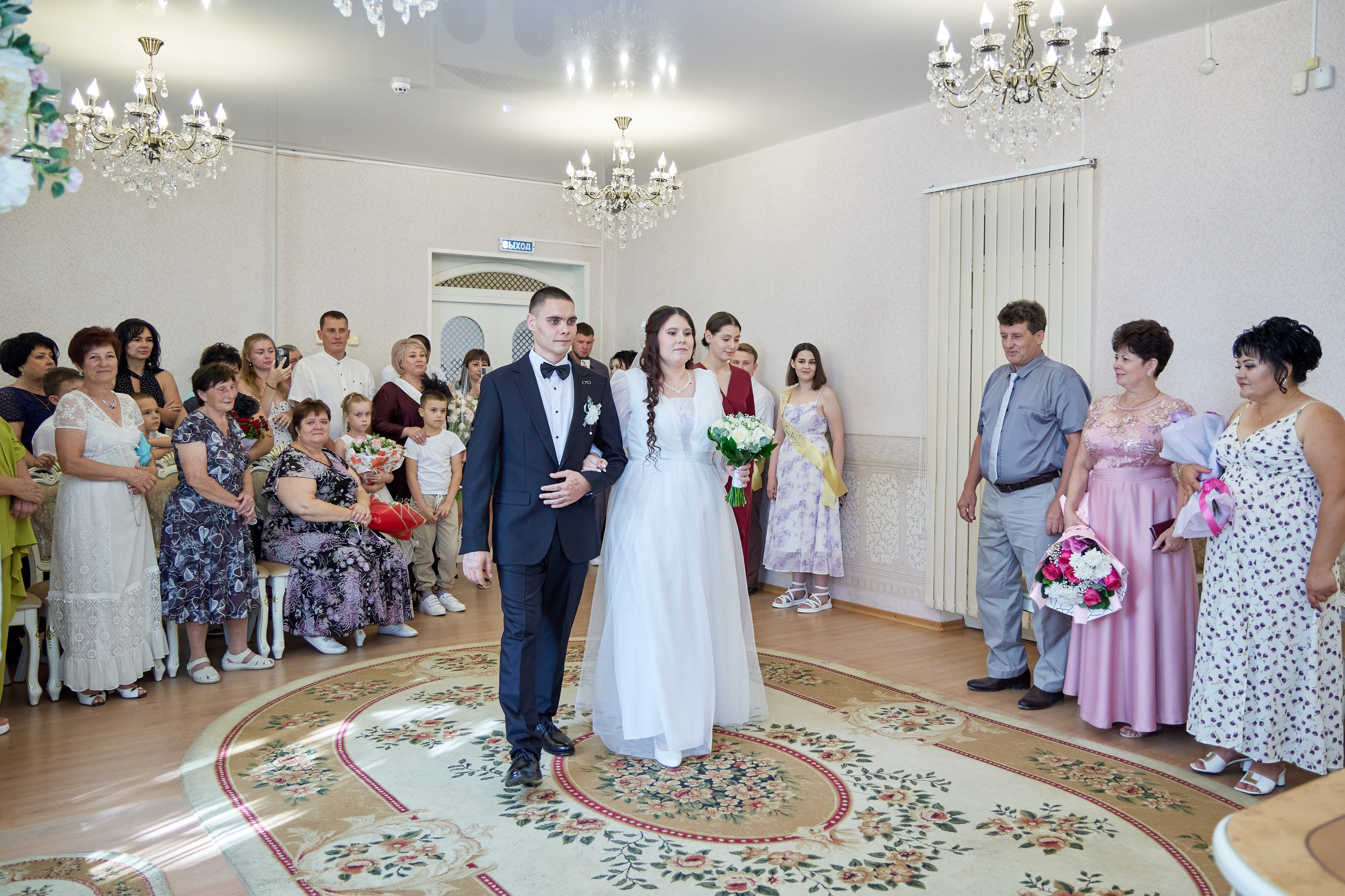 Фотосъемка в ЗАГСе, прогулка молодых, банкет