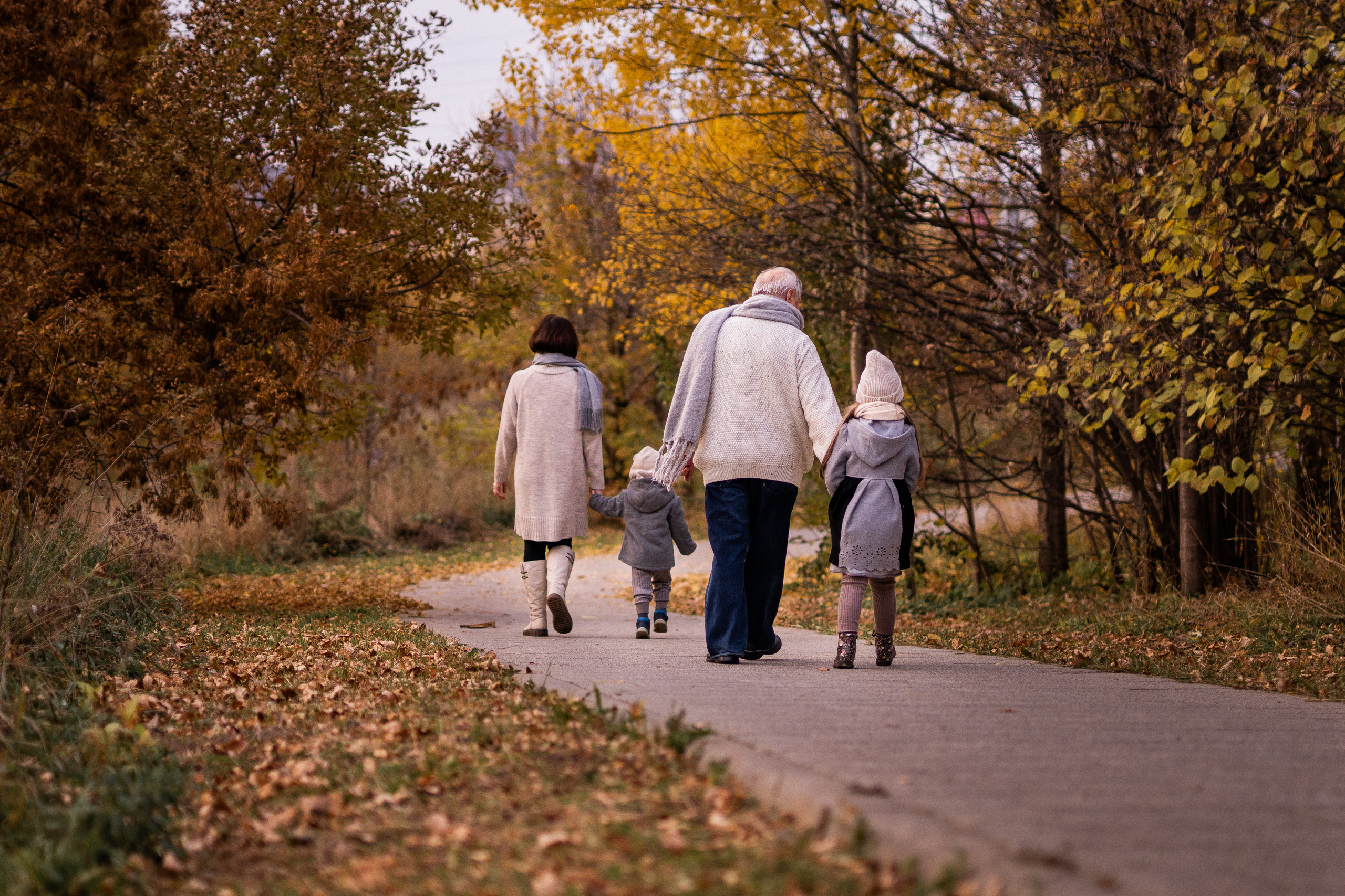 Прогулка с бабушкой и дедушкой. Семейный фотограф Ефремова Виктория