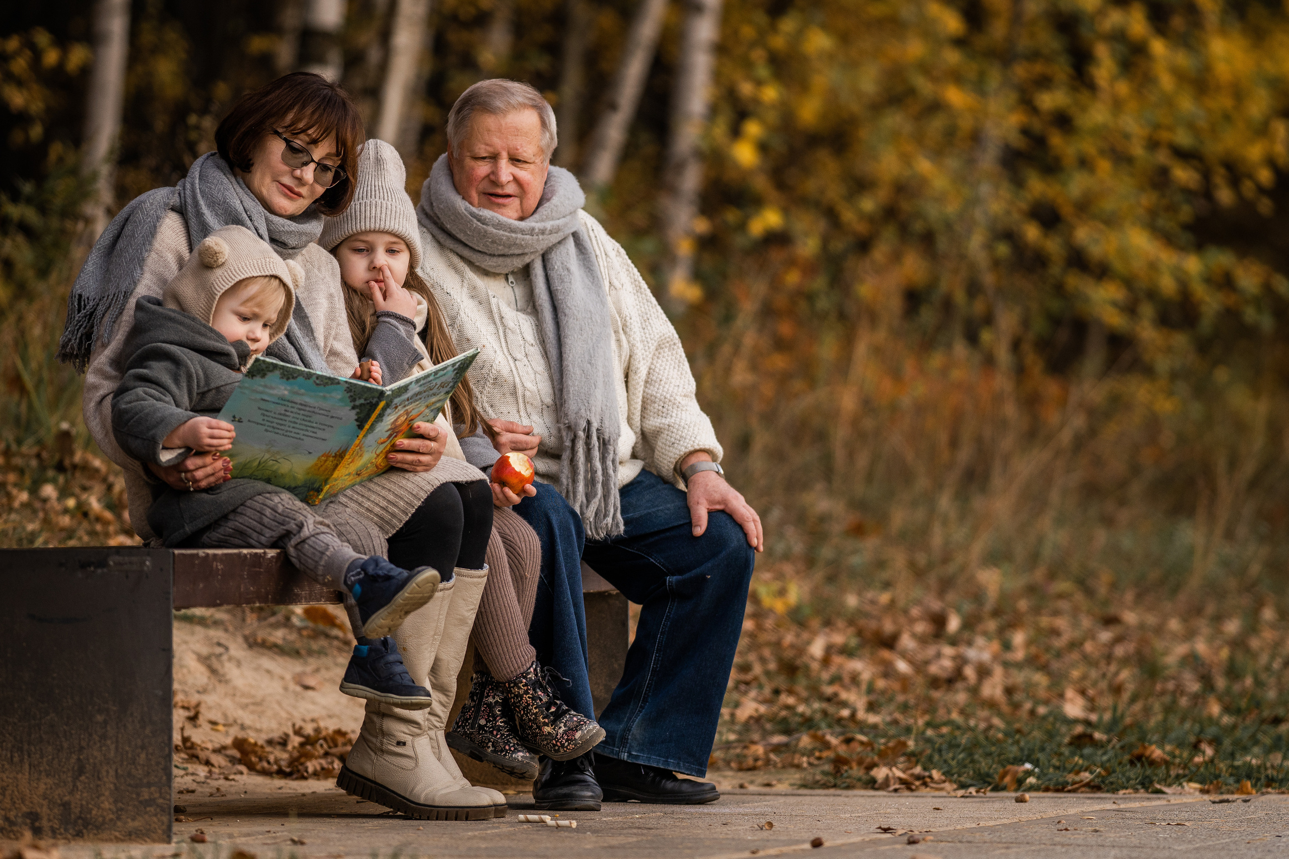 Прогулка с бабушкой и дедушкой. Семейный фотограф Ефремова Виктория