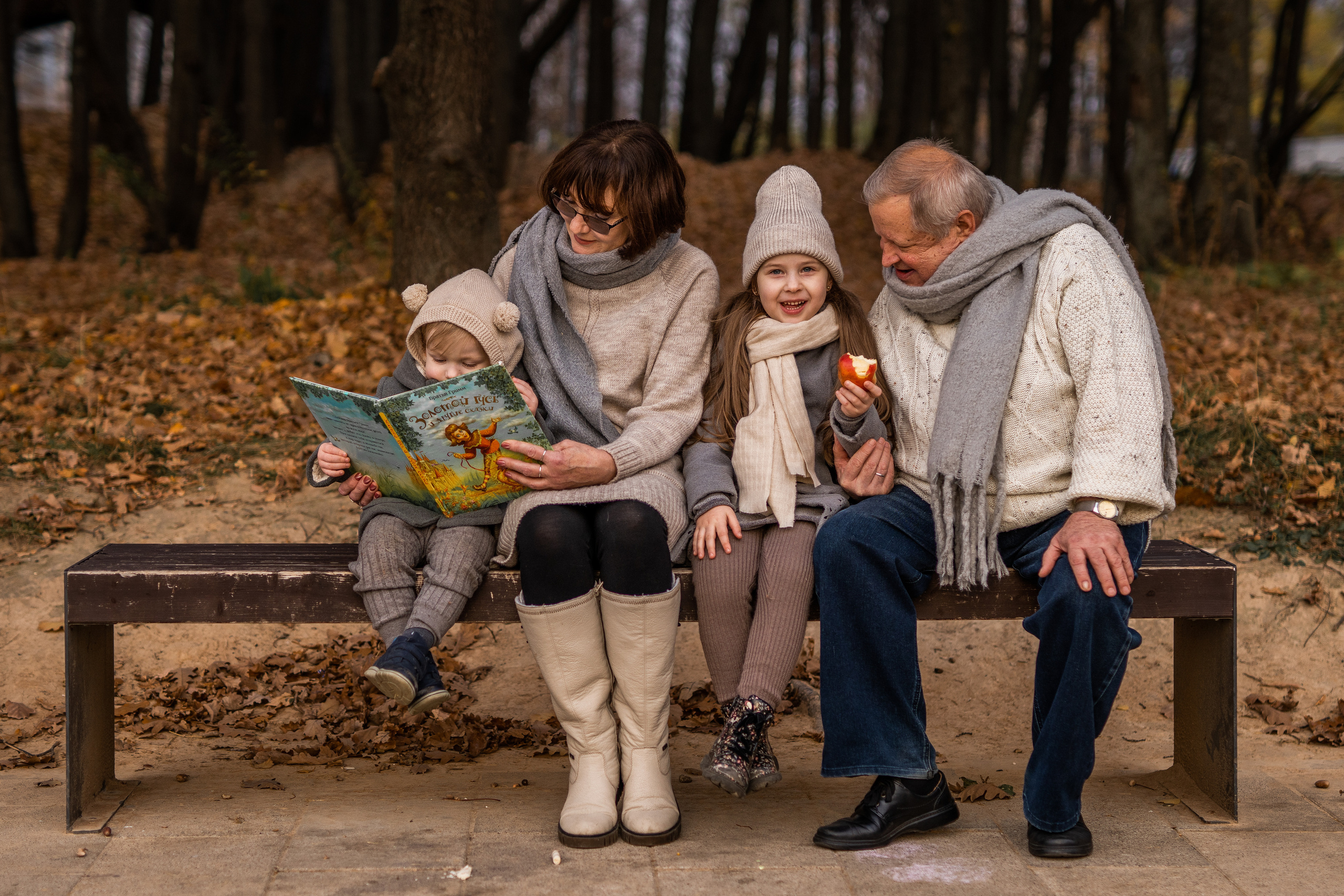 Прогулка с бабушкой и дедушкой. Семейный фотограф Ефремова Виктория