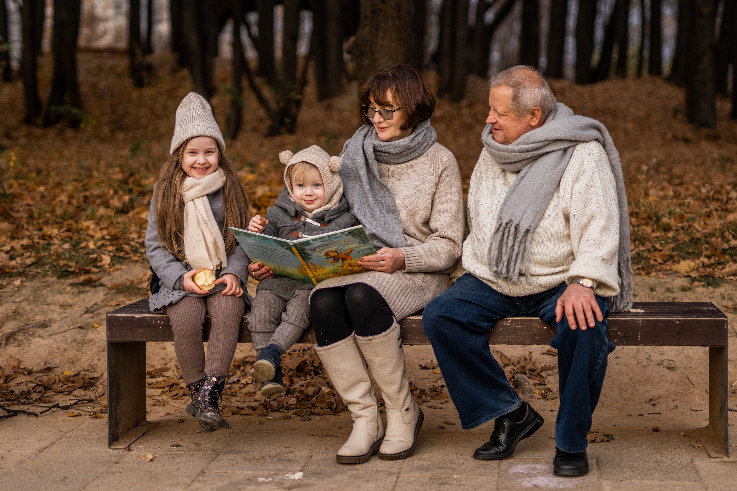 Прогулка с бабушкой и дедушкой. Семейный фотограф Ефремова Виктория