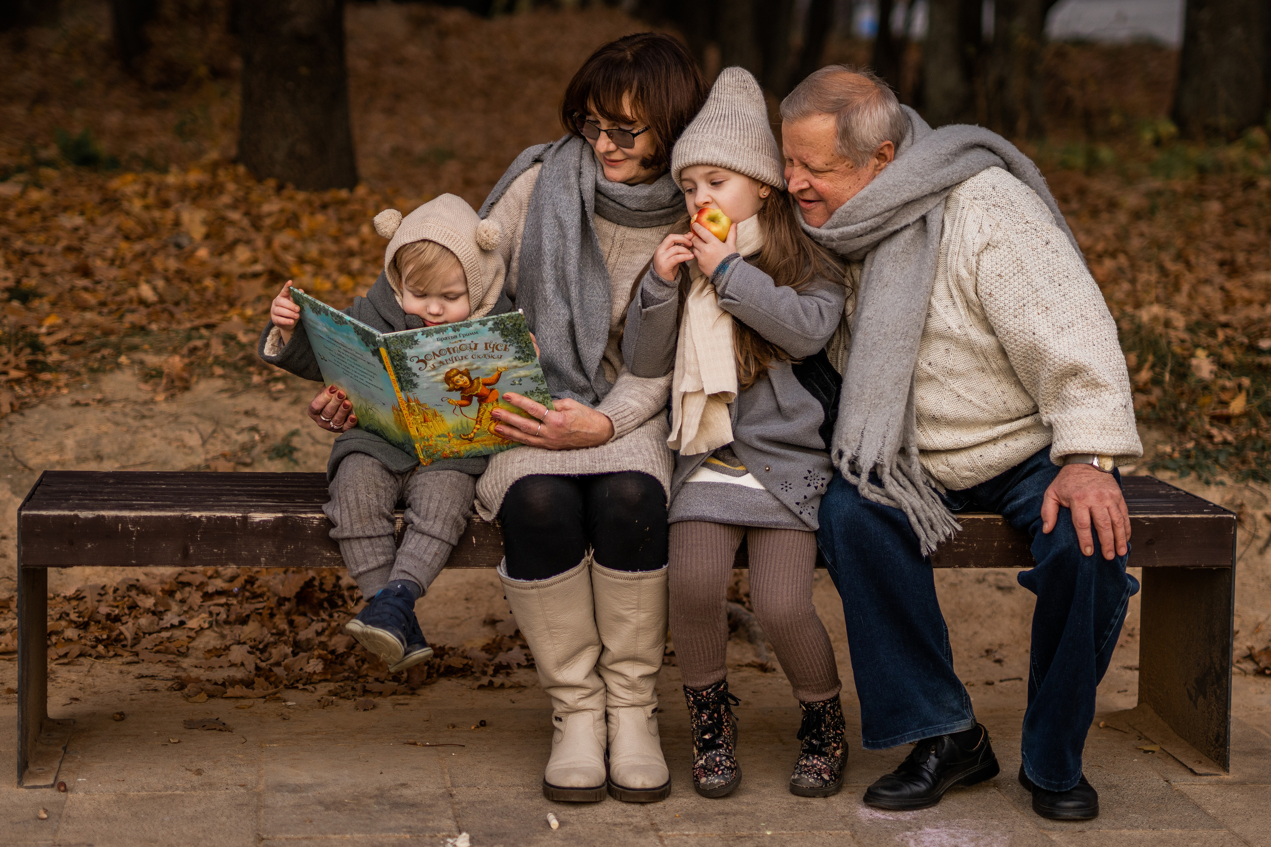 Прогулка с бабушкой и дедушкой. Семейный фотограф Ефремова Виктория