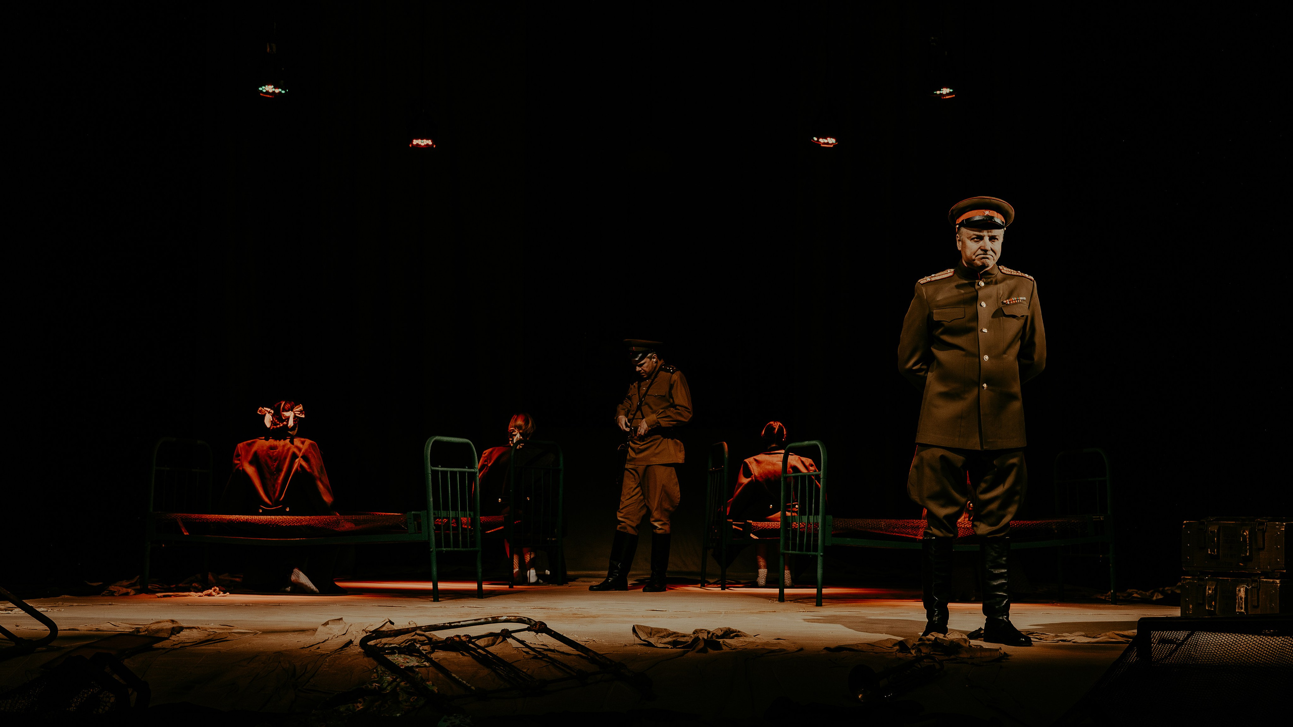 Театр Юного Зрителя " Не покидай меня». Фотограф Марк Файзулин