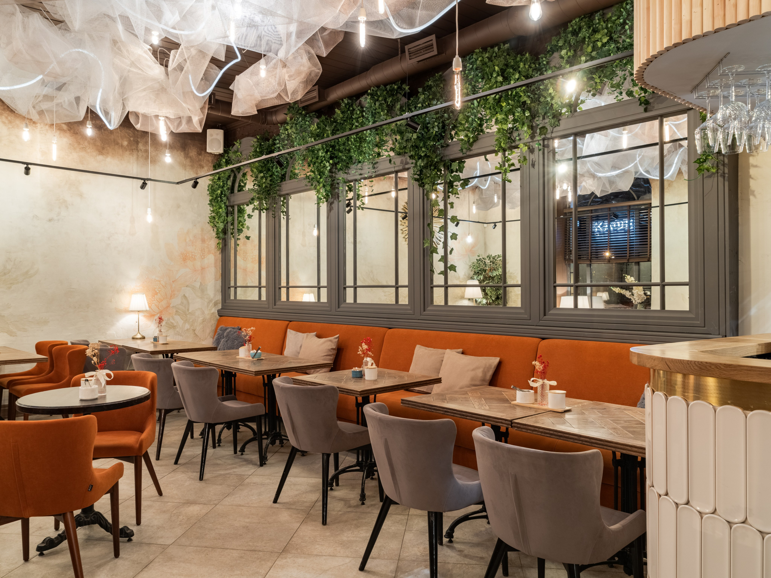 Ресторан Yumi. Дизайнер интерьера | Сабир Ульмаскулов