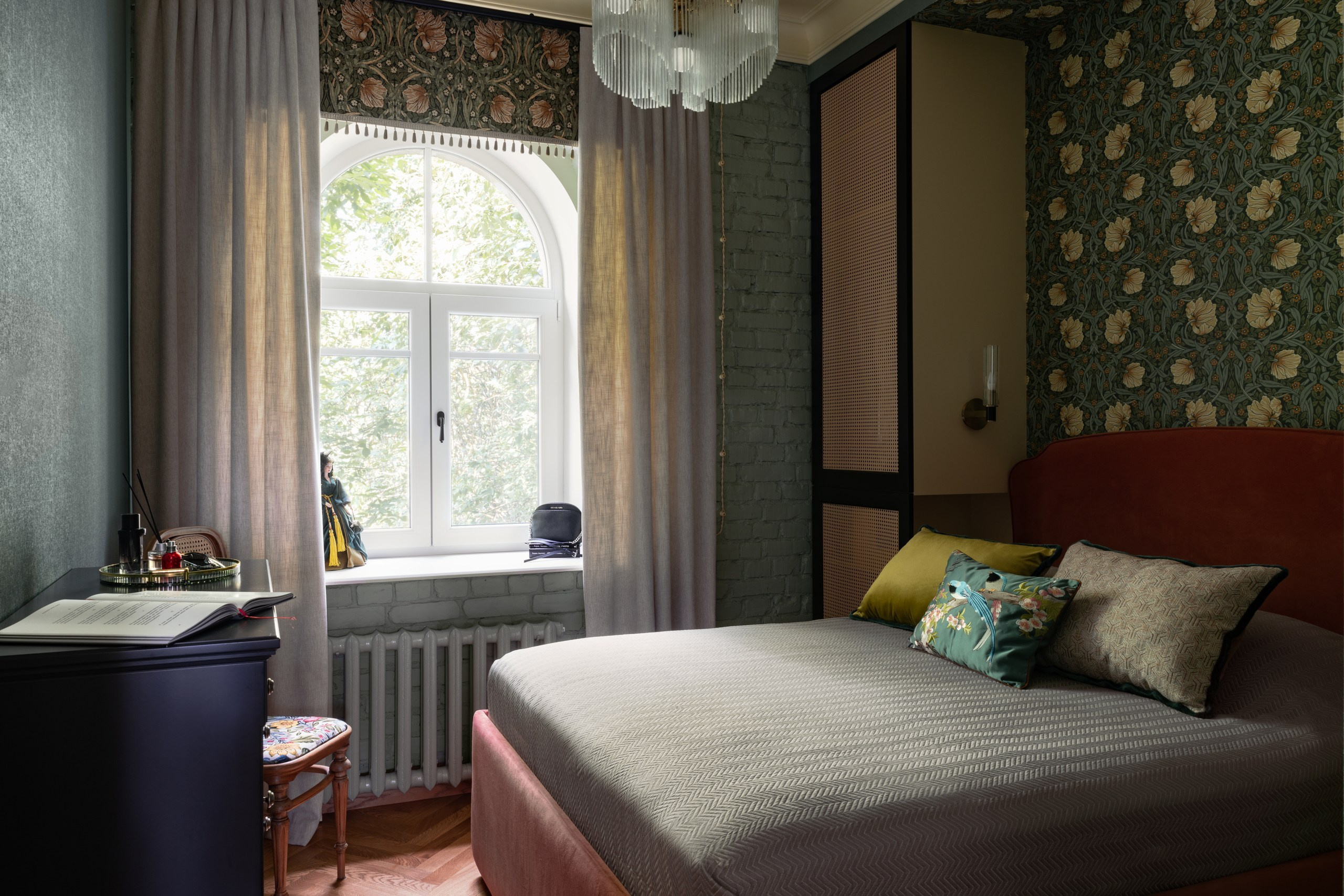 Журавли и олени в Пушкине. Шторы на заказ в СПб. Выезд дизайнера, карнизы, жалюзи и рулонные шторы