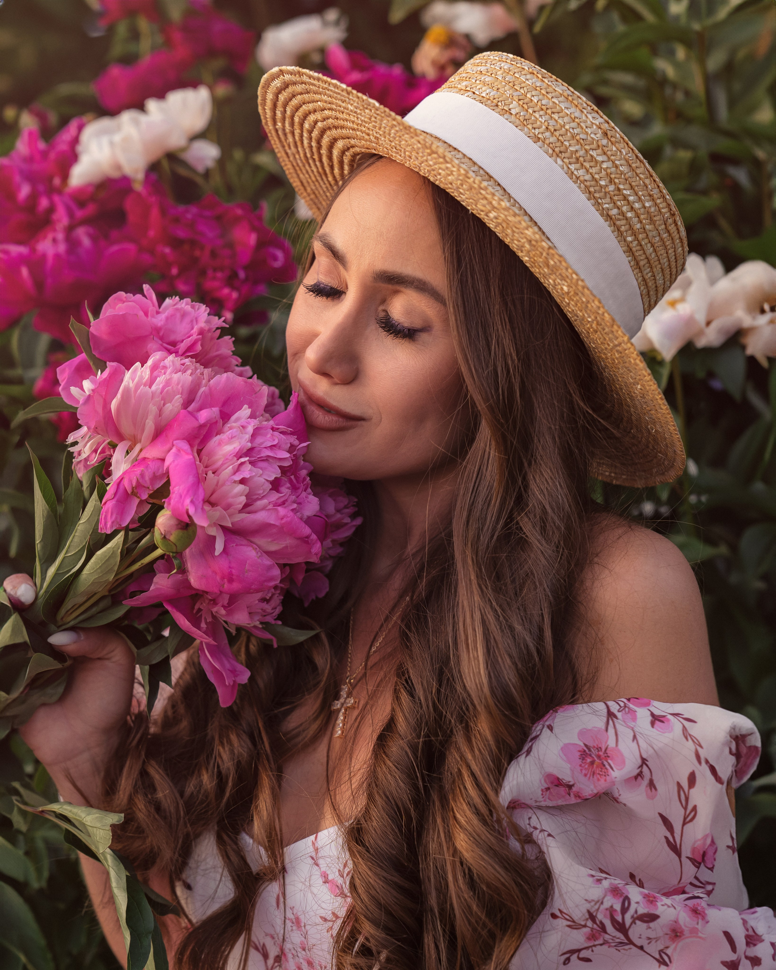 Нежная фотосессия мамы и доченьки в пионовом саду. Трубинова Екатерина | Семейный фотограф | Москва