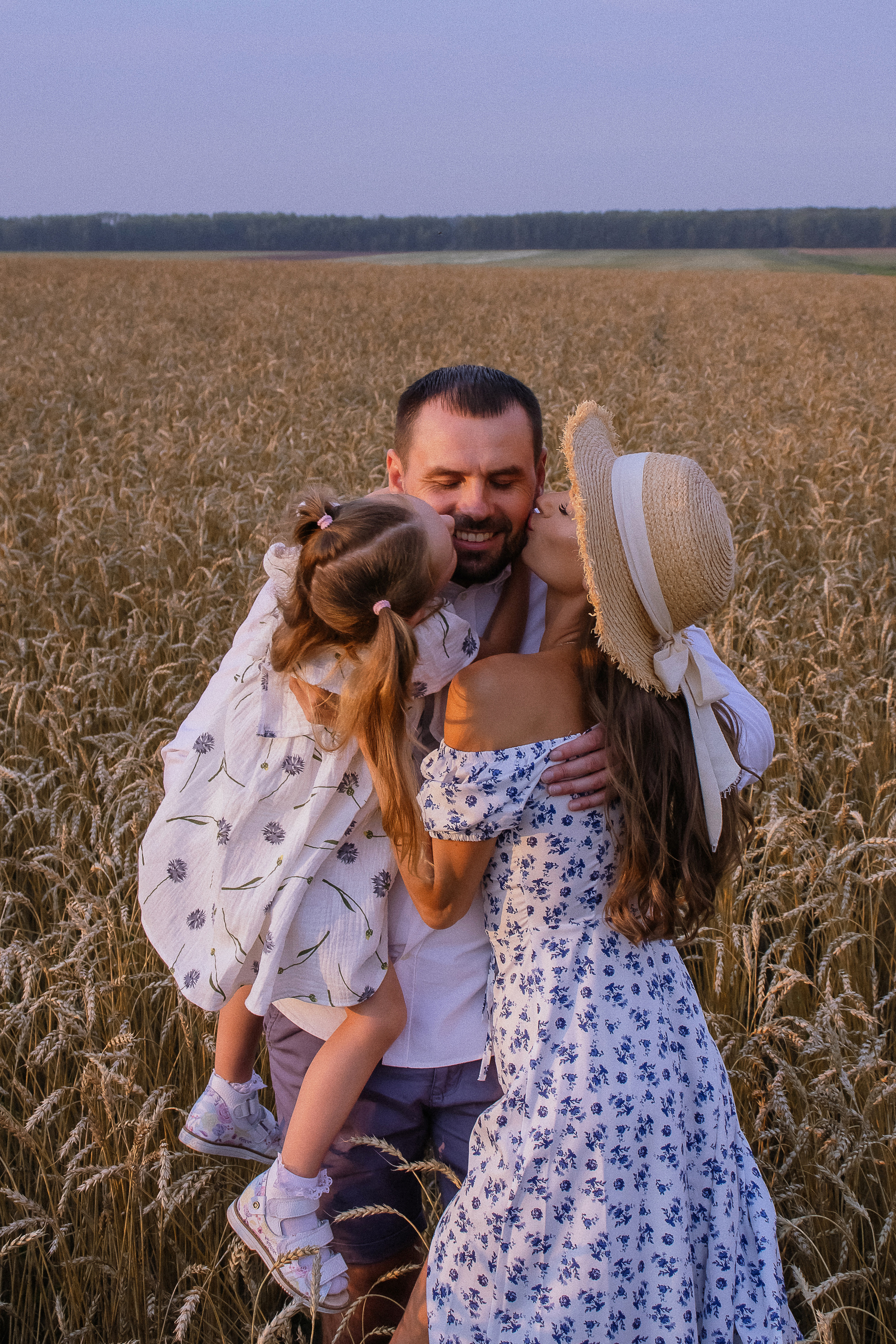 Семейная в пшеничном поле: Анастасия, Дмитрий и Алисия. Фотограф Екатеринубрг/Верхняя Пышма