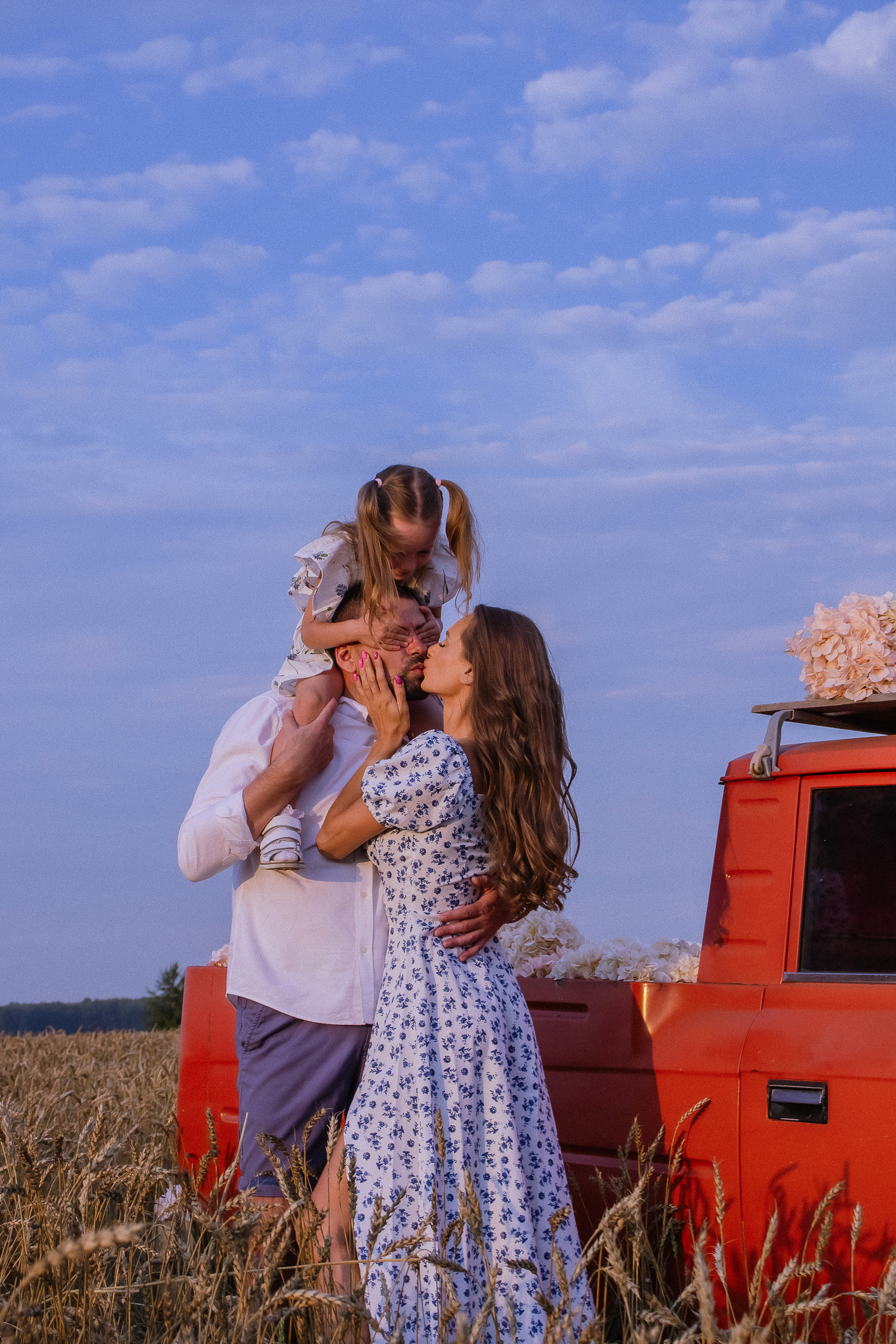 Семейная в пшеничном поле: Анастасия, Дмитрий и Алисия. Фотограф Екатеринубрг/Верхняя Пышма